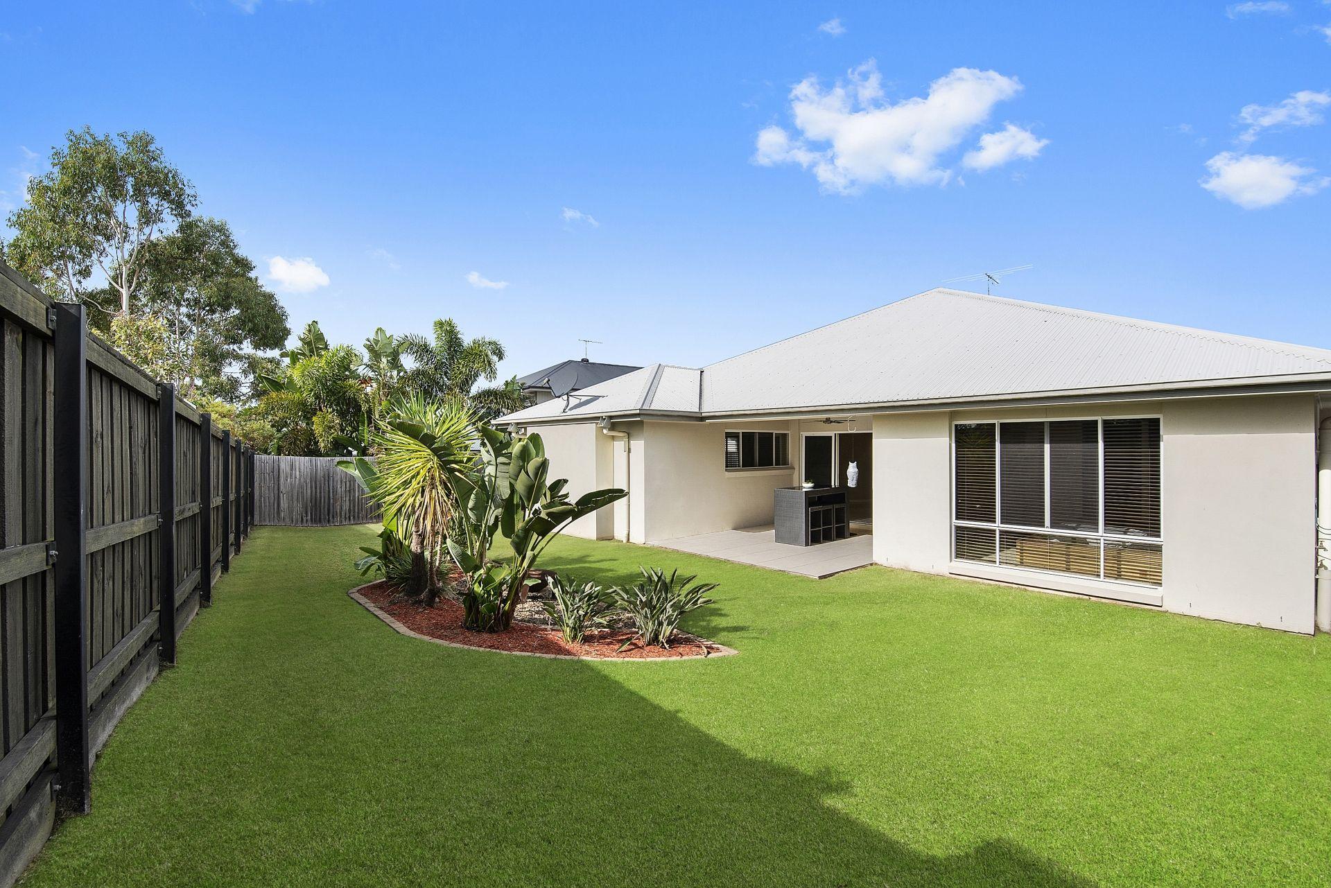 Sophisticated Ex-Display Home offers Spacious, Stylish Living in Highly Convenient Location!