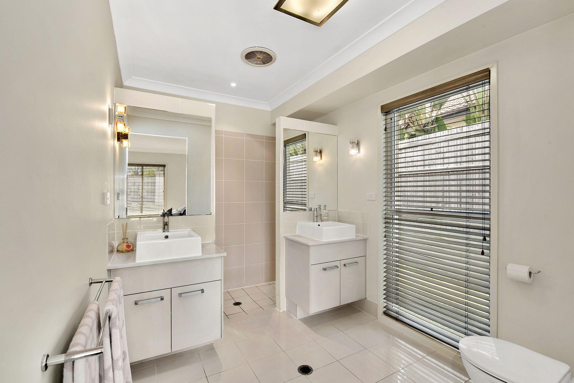 Sophisticated Ex-Display Home offers Spacious, Stylish Living in Highly Convenient Location!