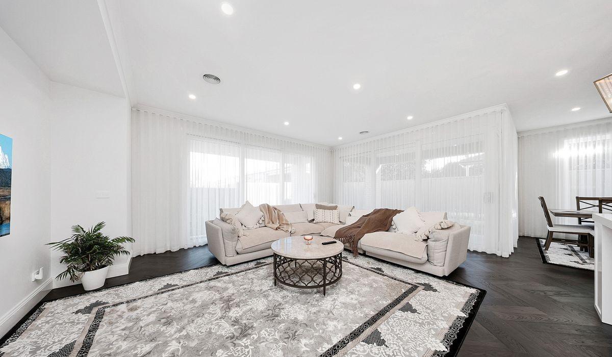 Immaculate Hampton Style 4-Bedroom Home by Metricon / SEMI FURNISHED