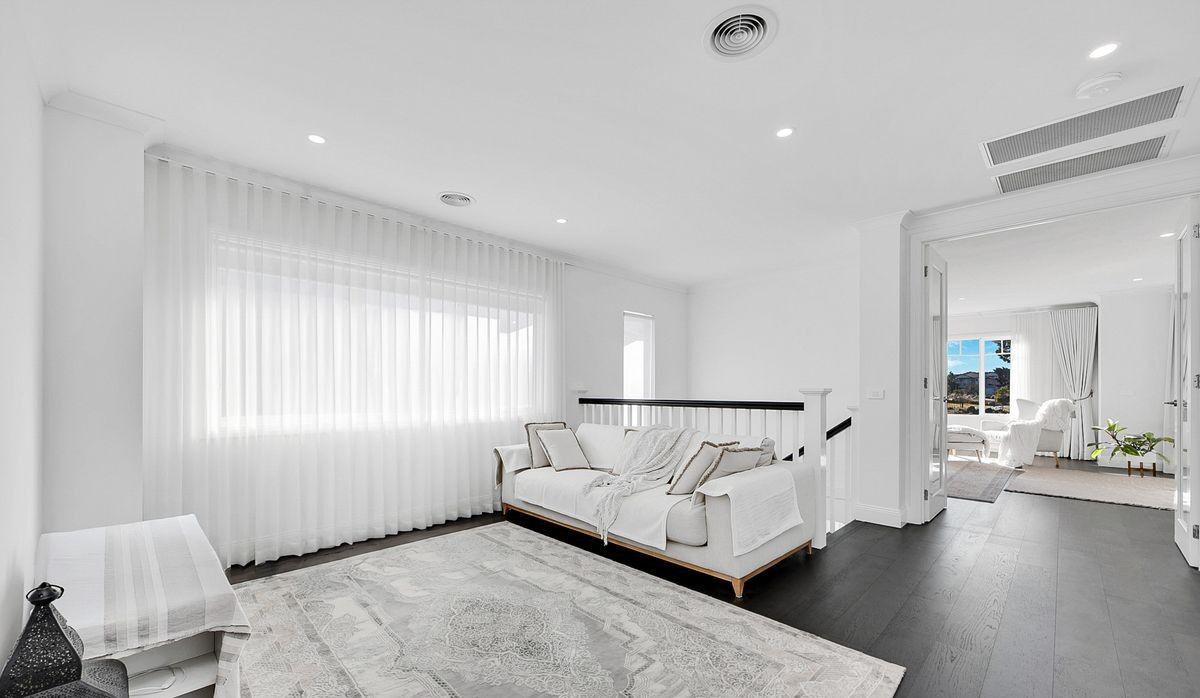 Immaculate Hampton Style 4-Bedroom Home by Metricon / SEMI FURNISHED