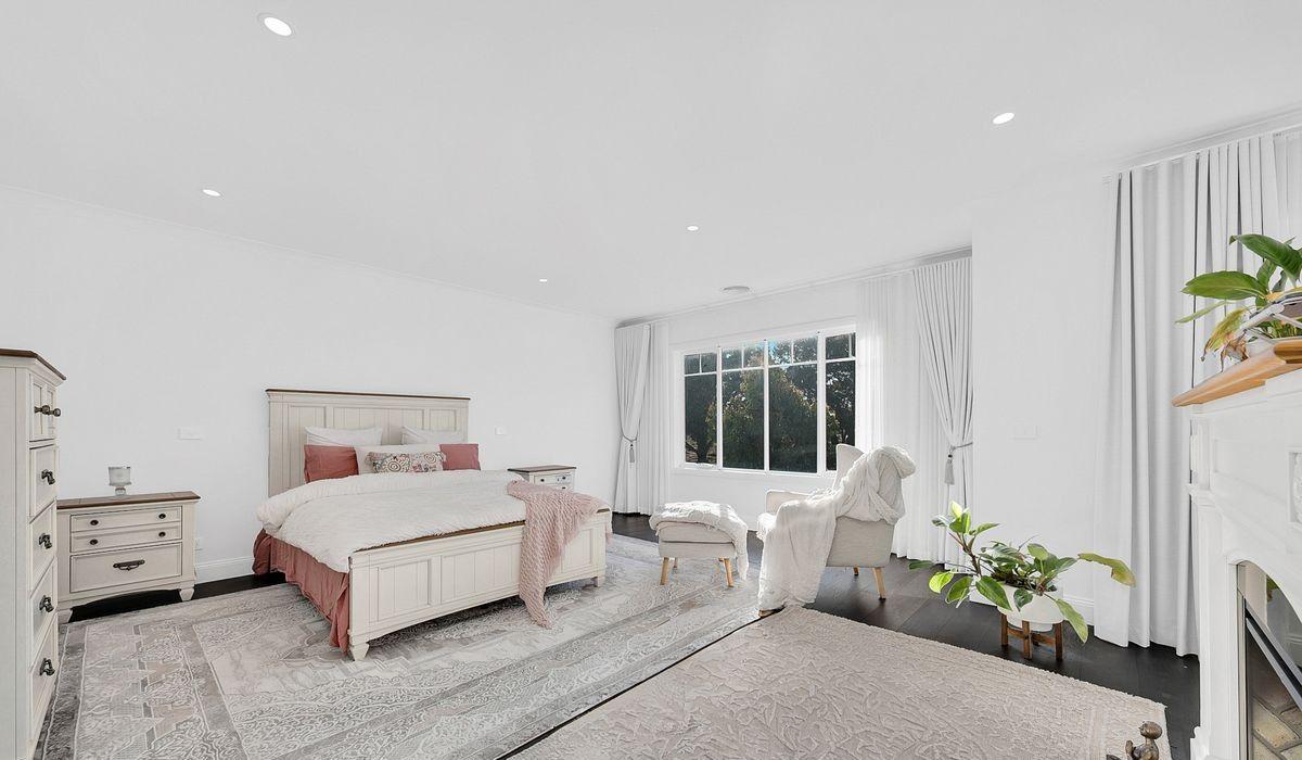 Immaculate Hampton Style 4-Bedroom Home by Metricon / SEMI FURNISHED