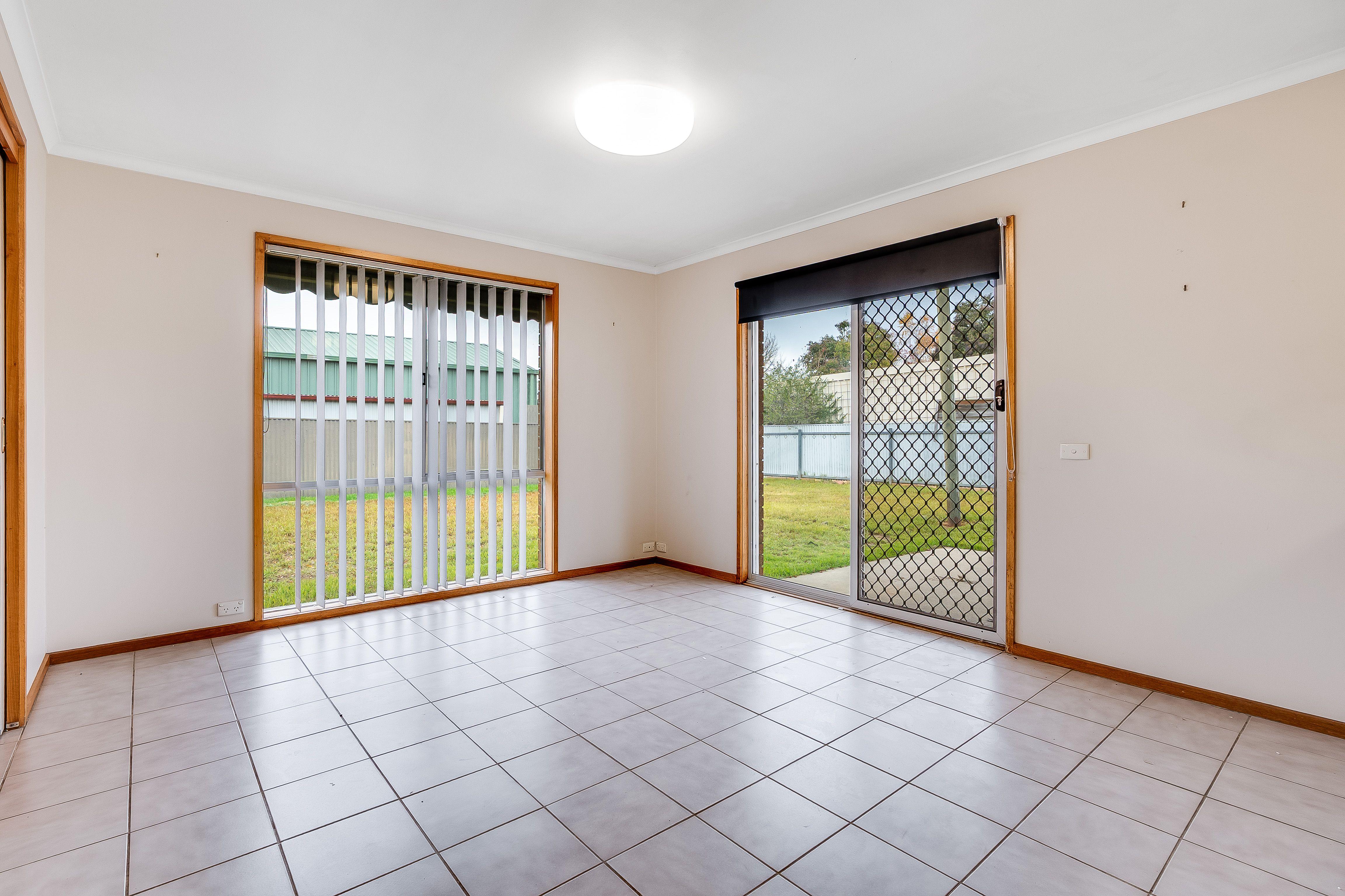 LOCATION LOCATION LOCATION!!  2 MINS DRIVE TO LATROBE UNIVERSITY