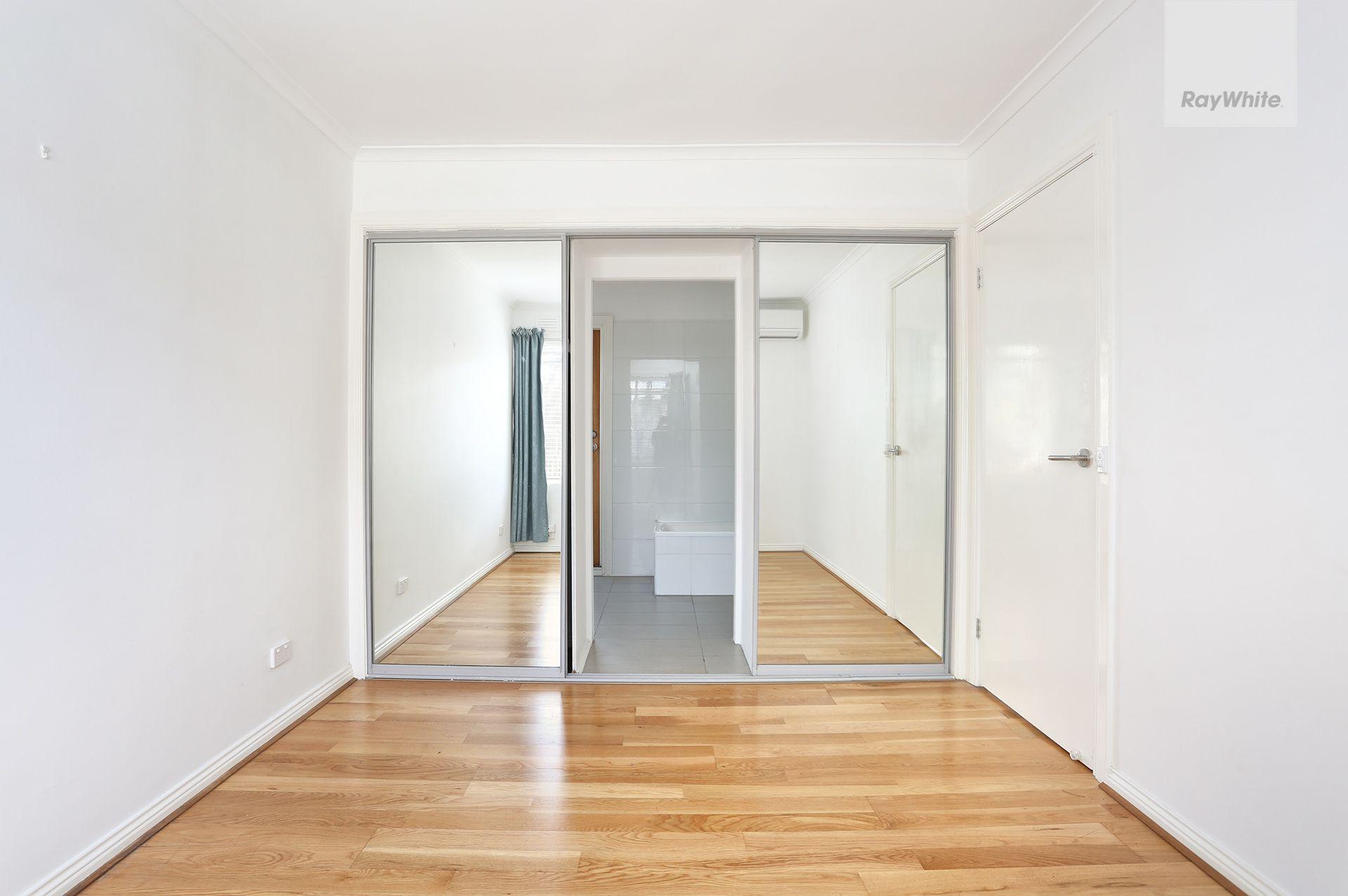 Ground Floor Convenience. Large Private Courtyard