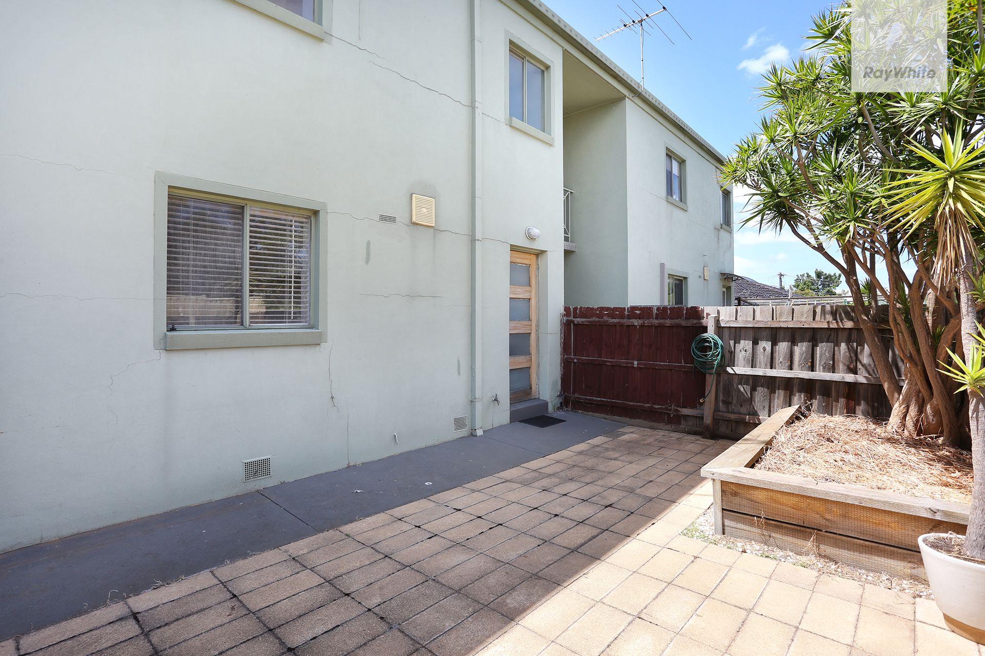 Ground Floor Convenience. Large Private Courtyard