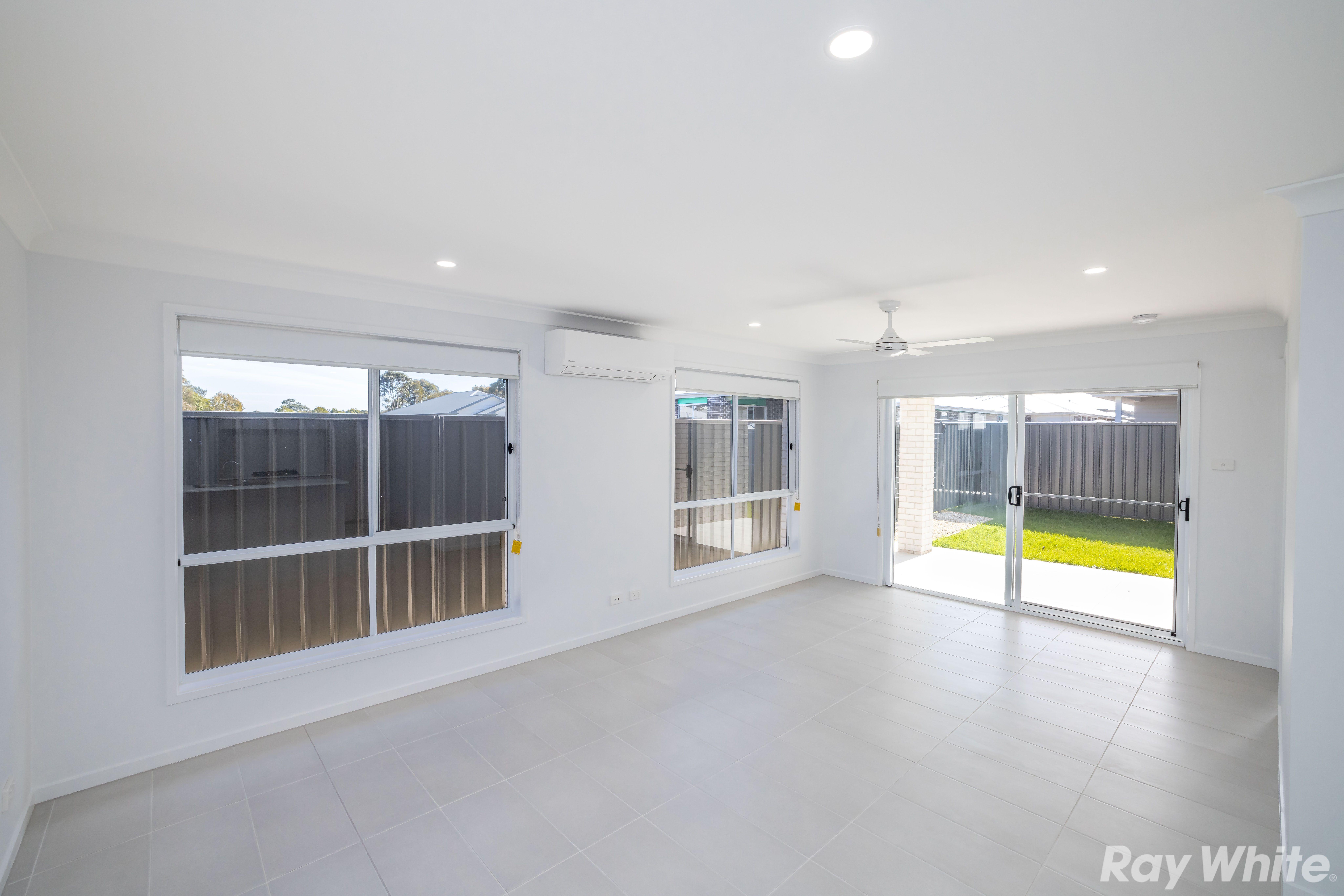 4 BEDROOM HOME IN QUIET STREET!!