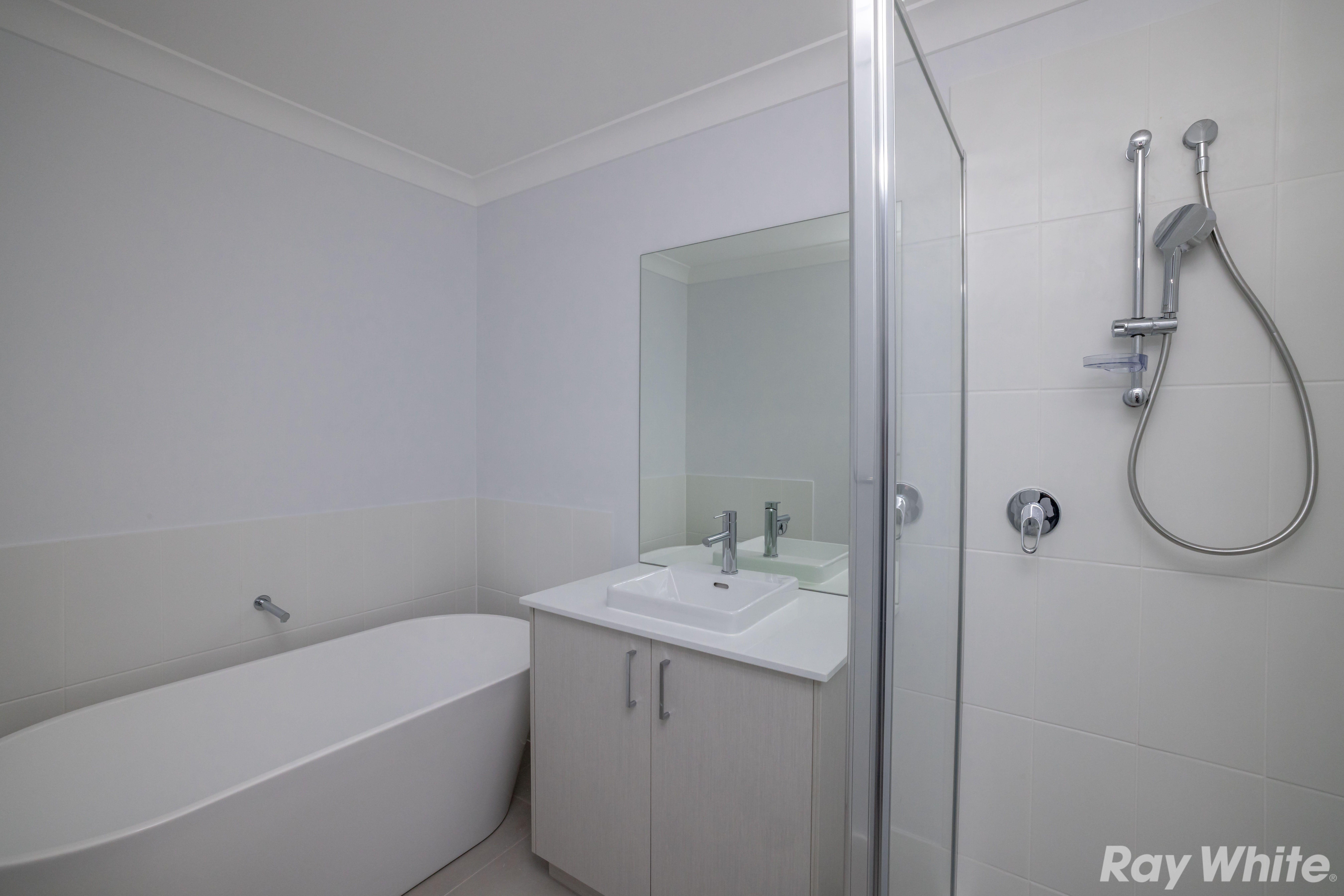 4 BEDROOM HOME IN QUIET STREET!!