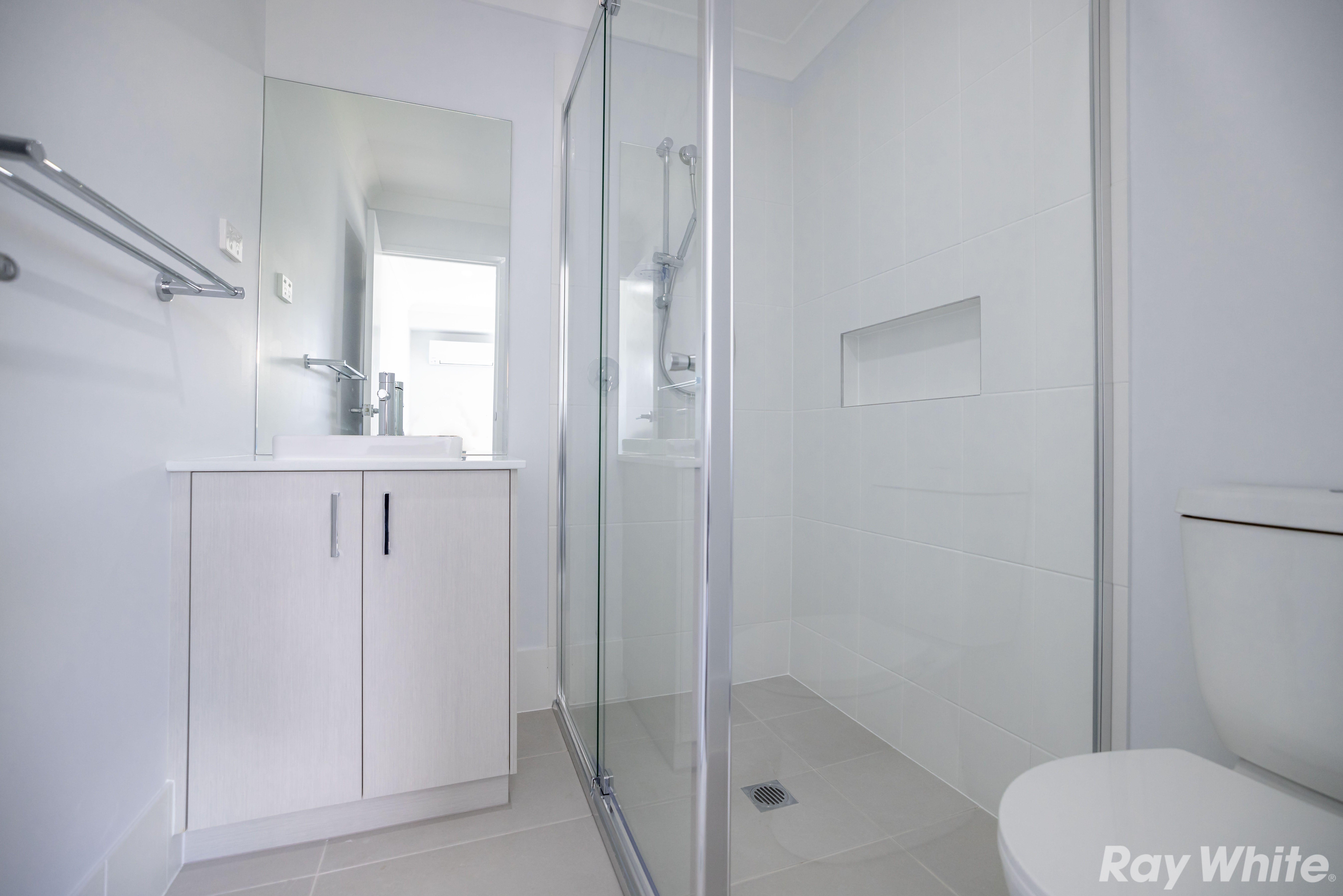 4 BEDROOM HOME IN QUIET STREET!!