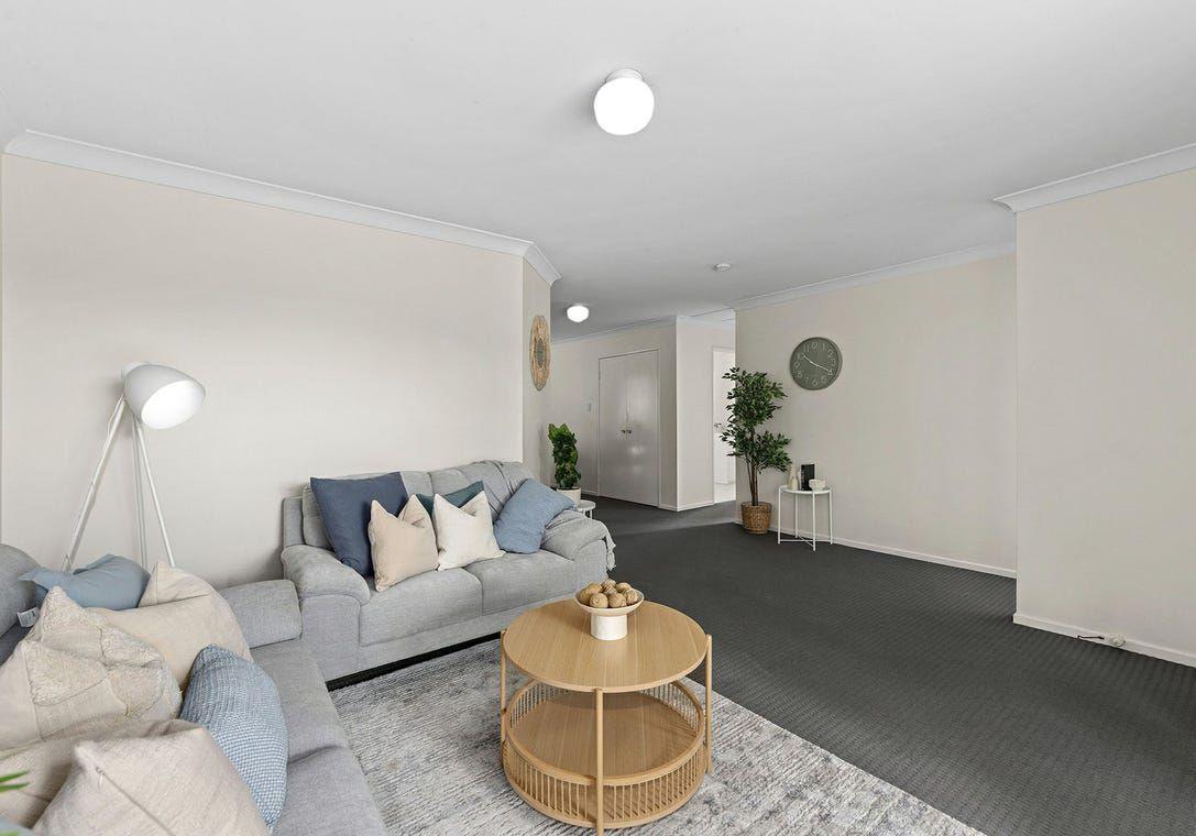 Double School Catchments!  A Family Friendly House Located In Quiet And Convenient Location!