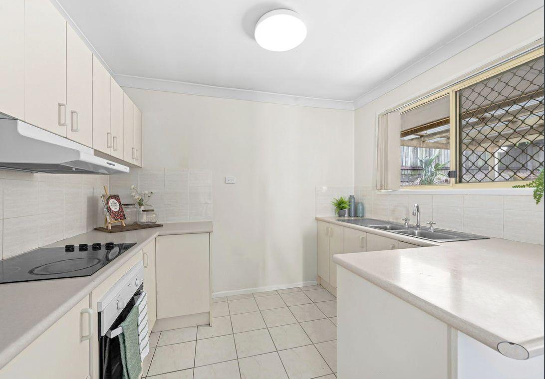 Double School Catchments!  A Family Friendly House Located In Quiet And Convenient Location!