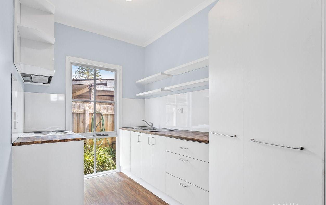 Prop-GPT: Apartment: VIC Newport, VIC 3015 ALL Utilities Included!