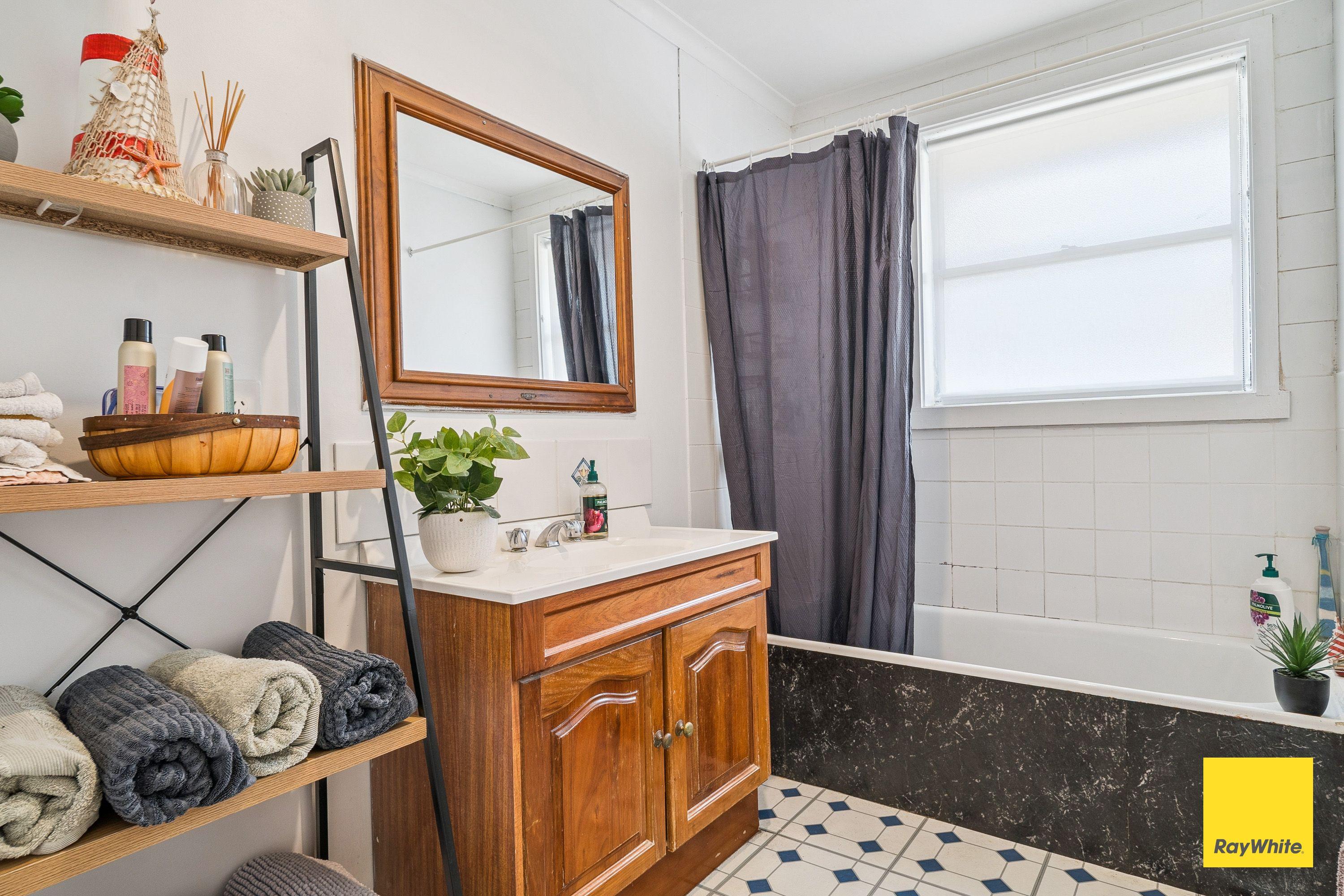 Spacious 3-Bedroom Home in Quiet Long Gully Street