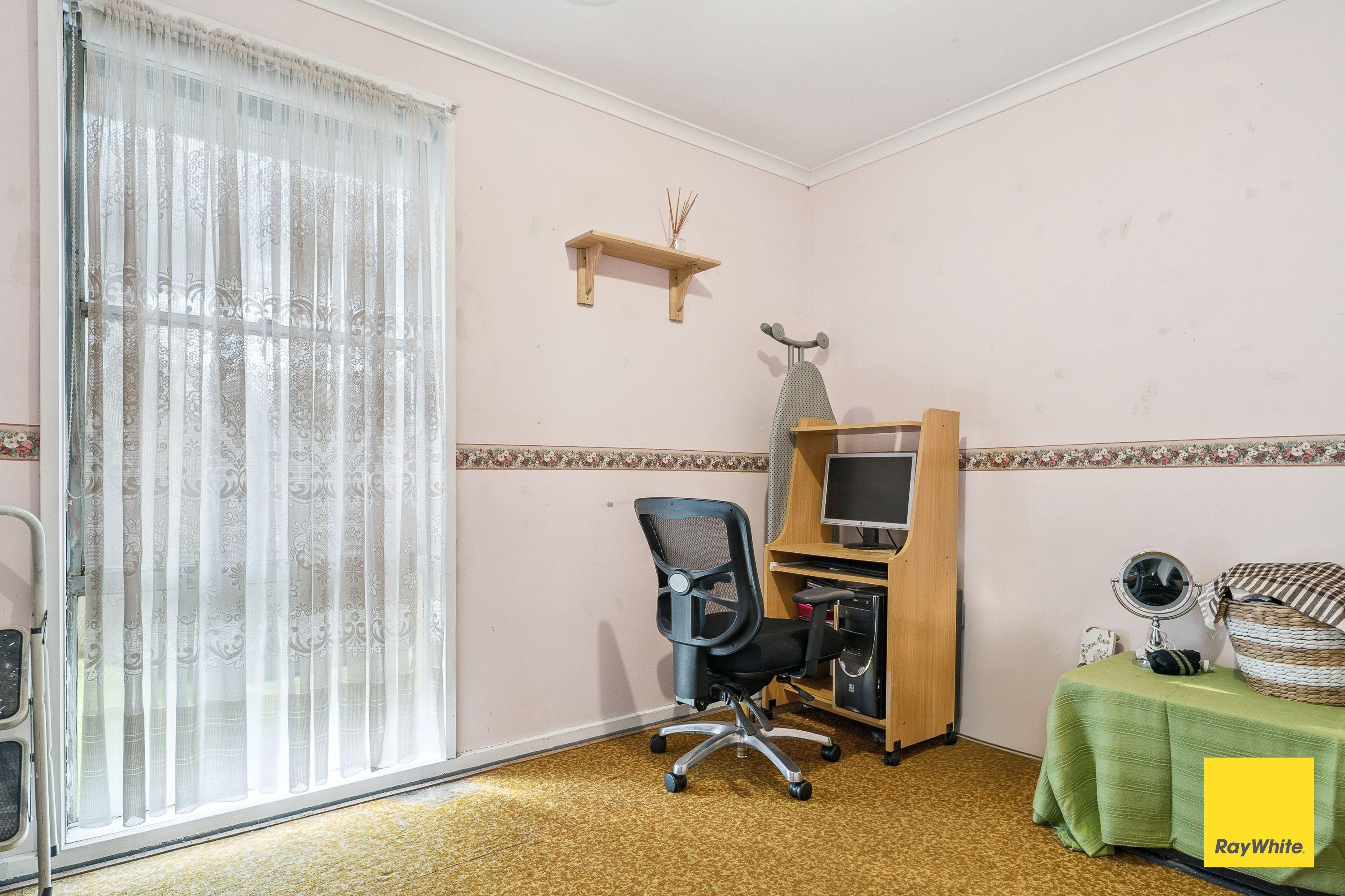 Spacious 3-Bedroom Home in Quiet Long Gully Street