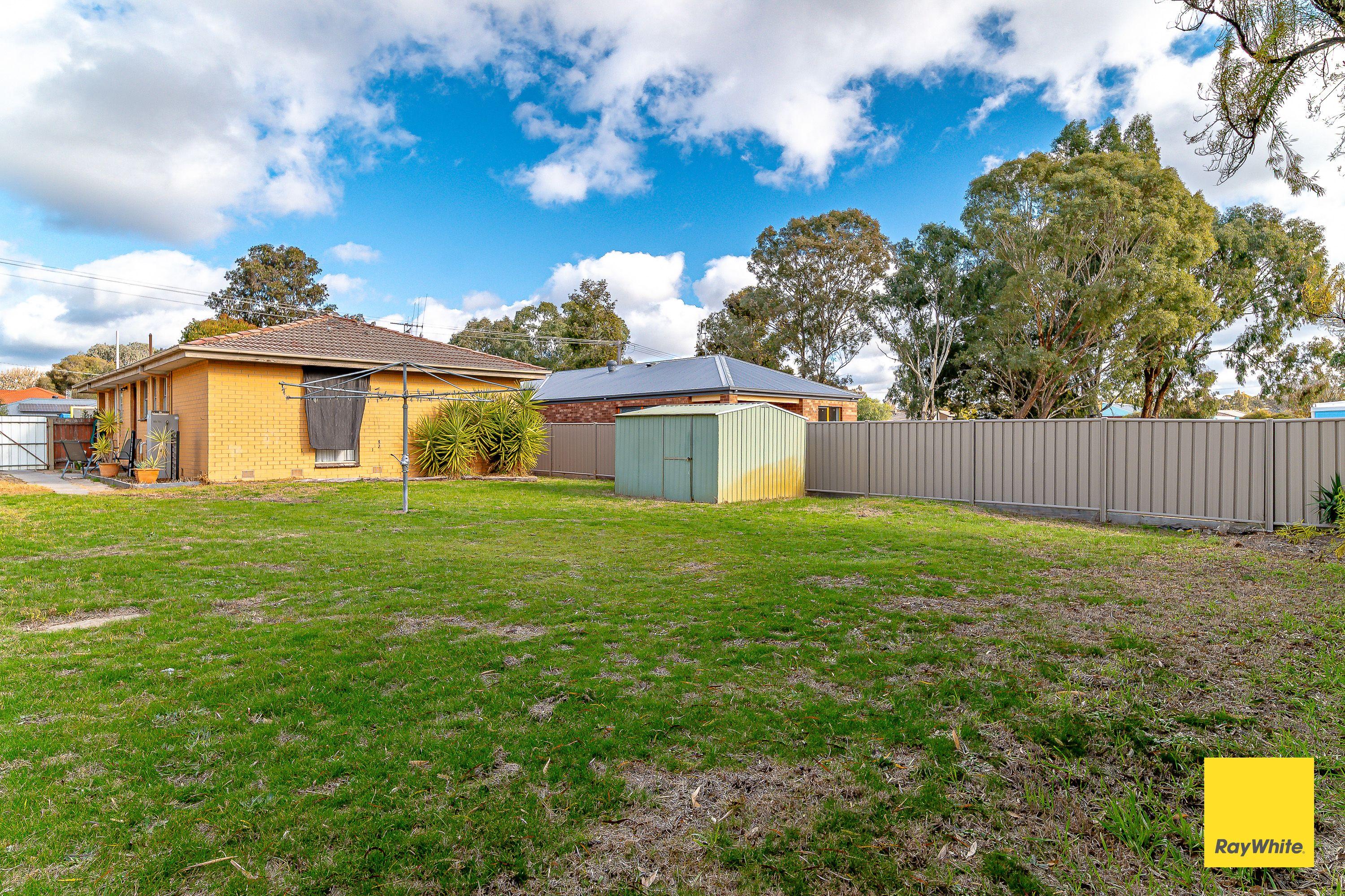 Spacious 3-Bedroom Home in Quiet Long Gully Street