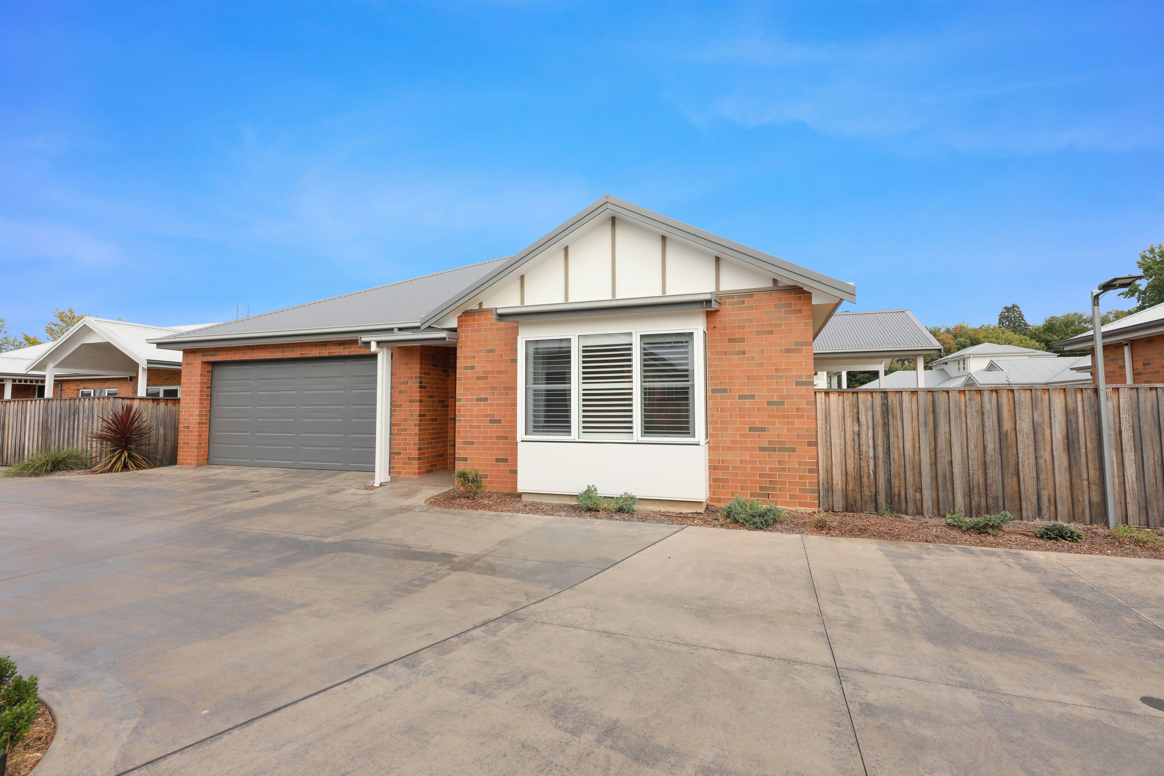 Prop-GPT: Townhouse: NSW Orange, NSW 2800 Home For Rent