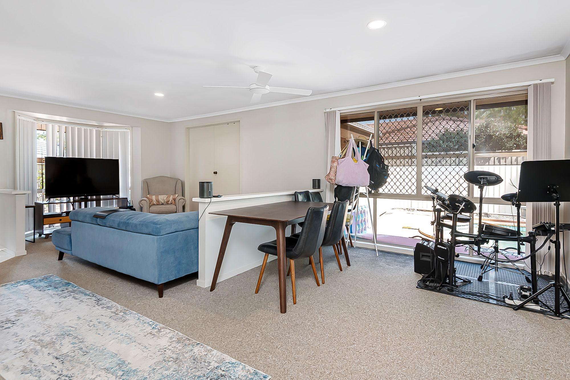 FAMILY HOME WITH POOL IN CENTRAL ROBINA