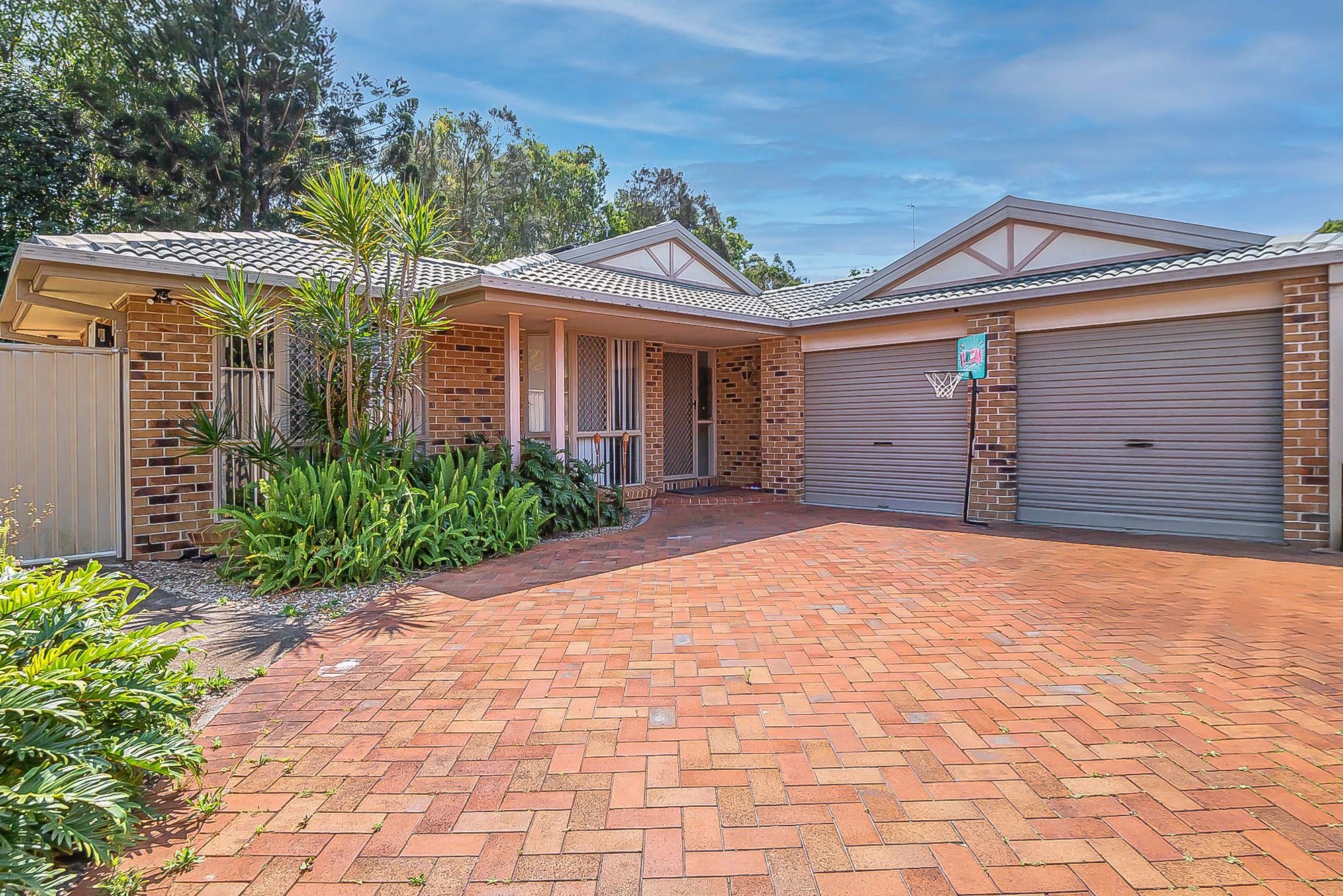 FAMILY HOME WITH POOL IN CENTRAL ROBINA