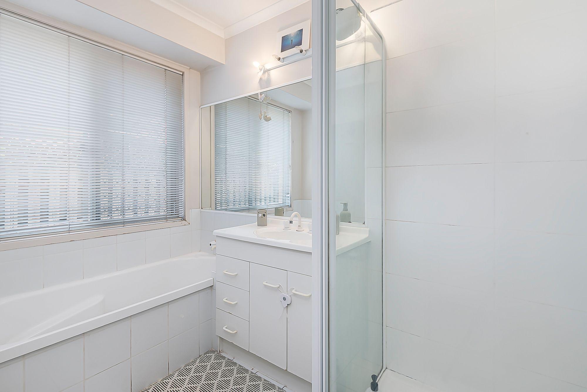 FAMILY HOME WITH POOL IN CENTRAL ROBINA