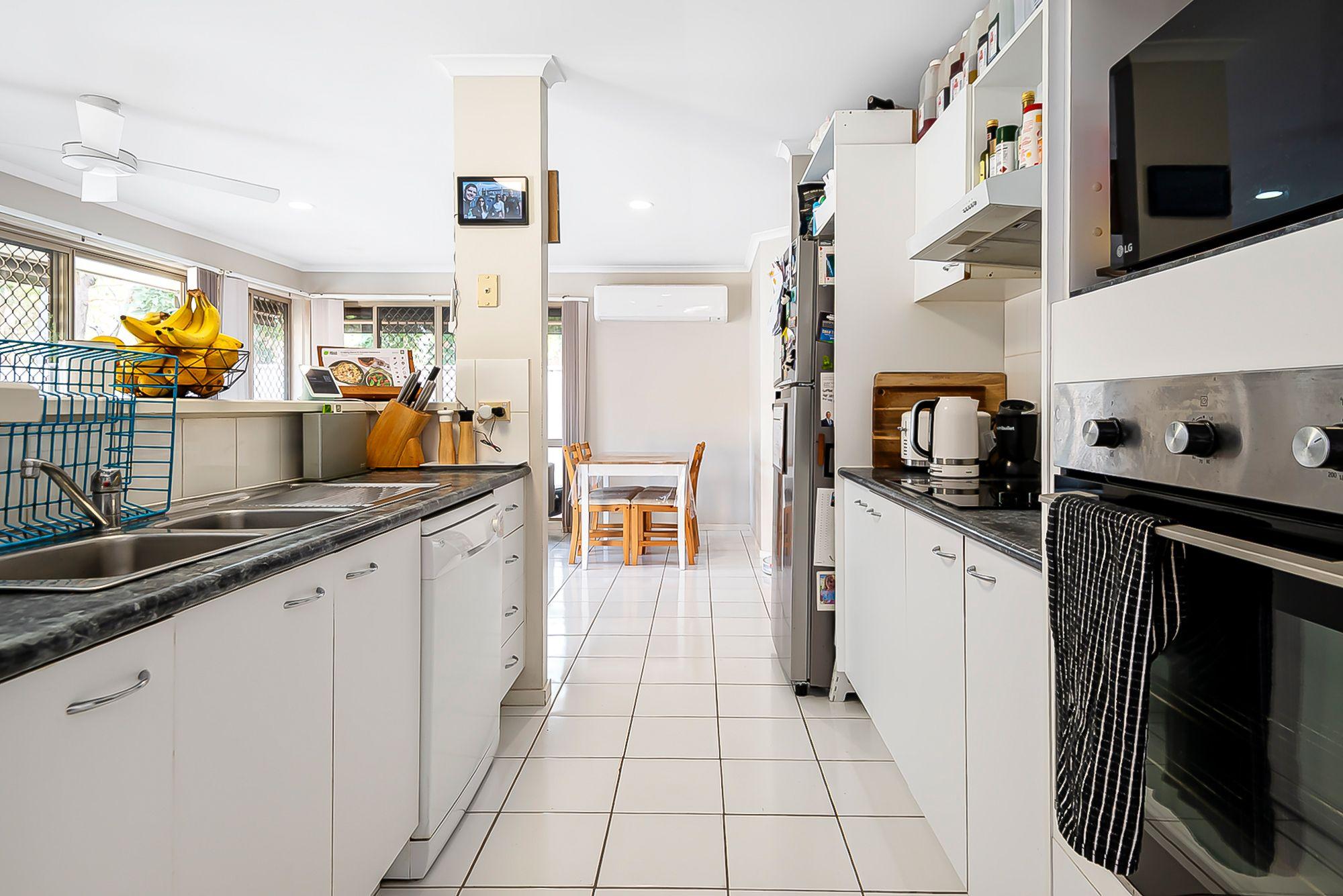 FAMILY HOME WITH POOL IN CENTRAL ROBINA