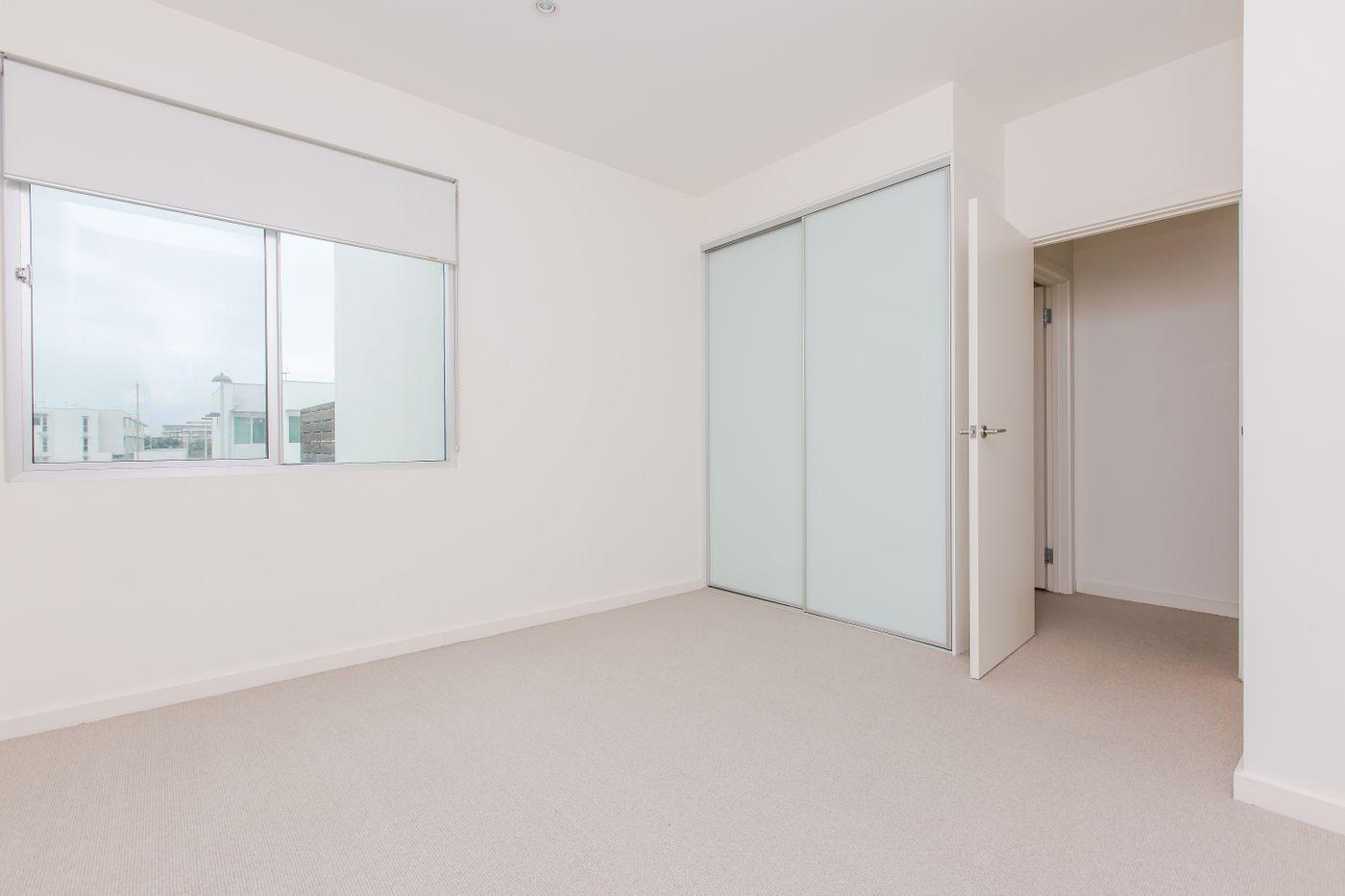 Low-Maintenance Living by the Water!