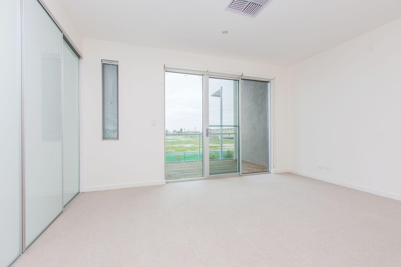 Low-Maintenance Living by the Water!