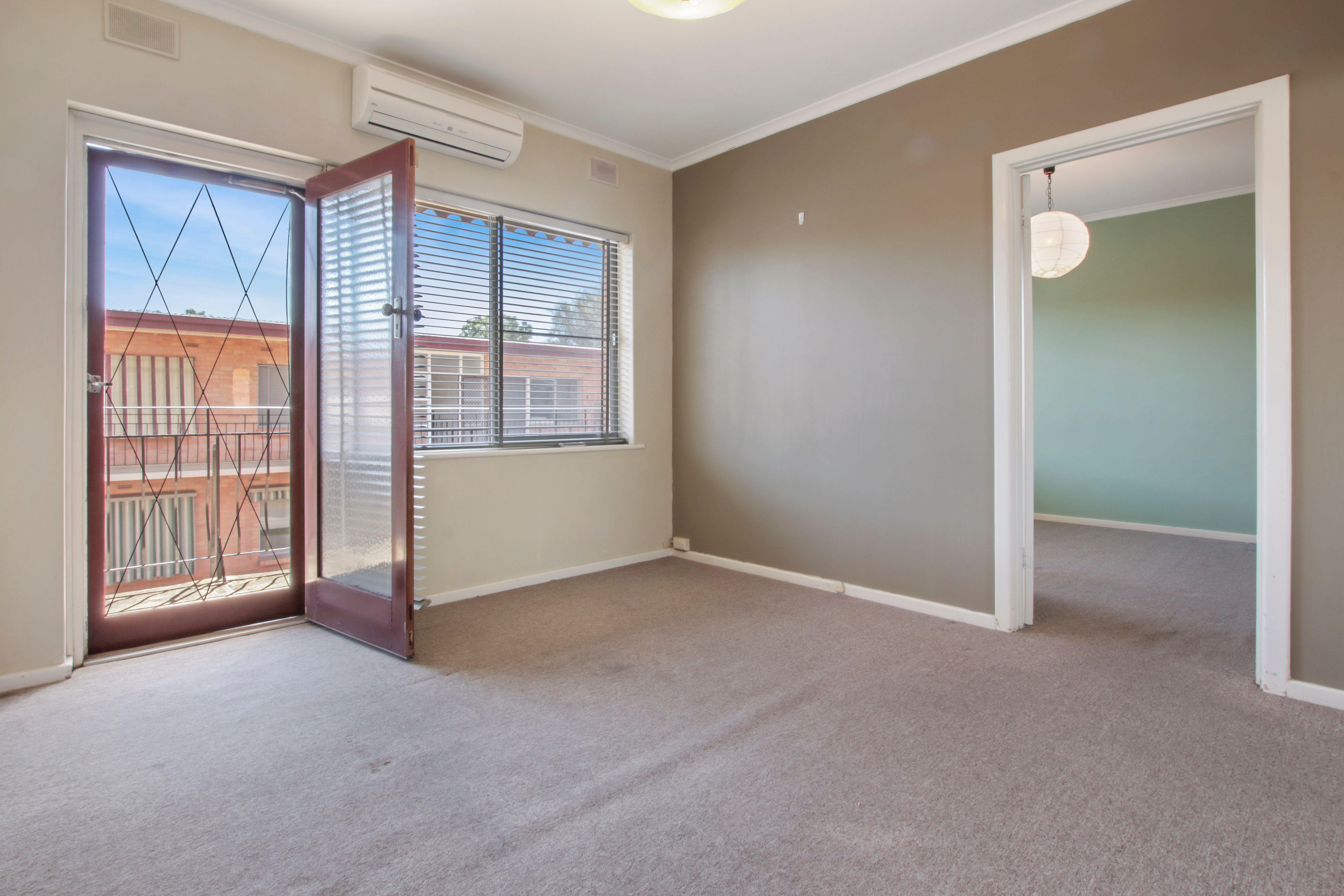 Convenient City Living - Bright Upstairs Unit Near Everything!