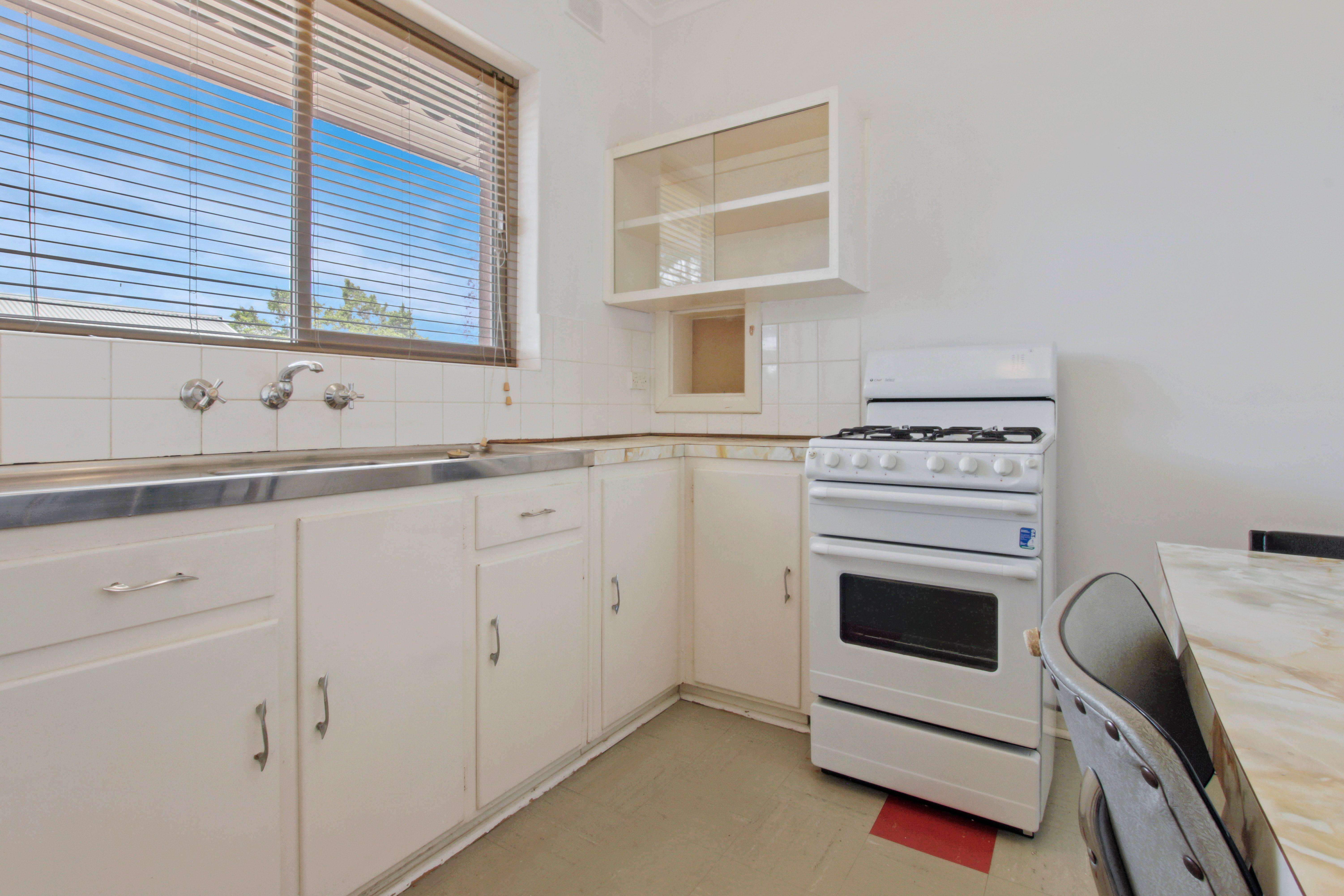 Convenient City Living - Bright Upstairs Unit Near Everything!