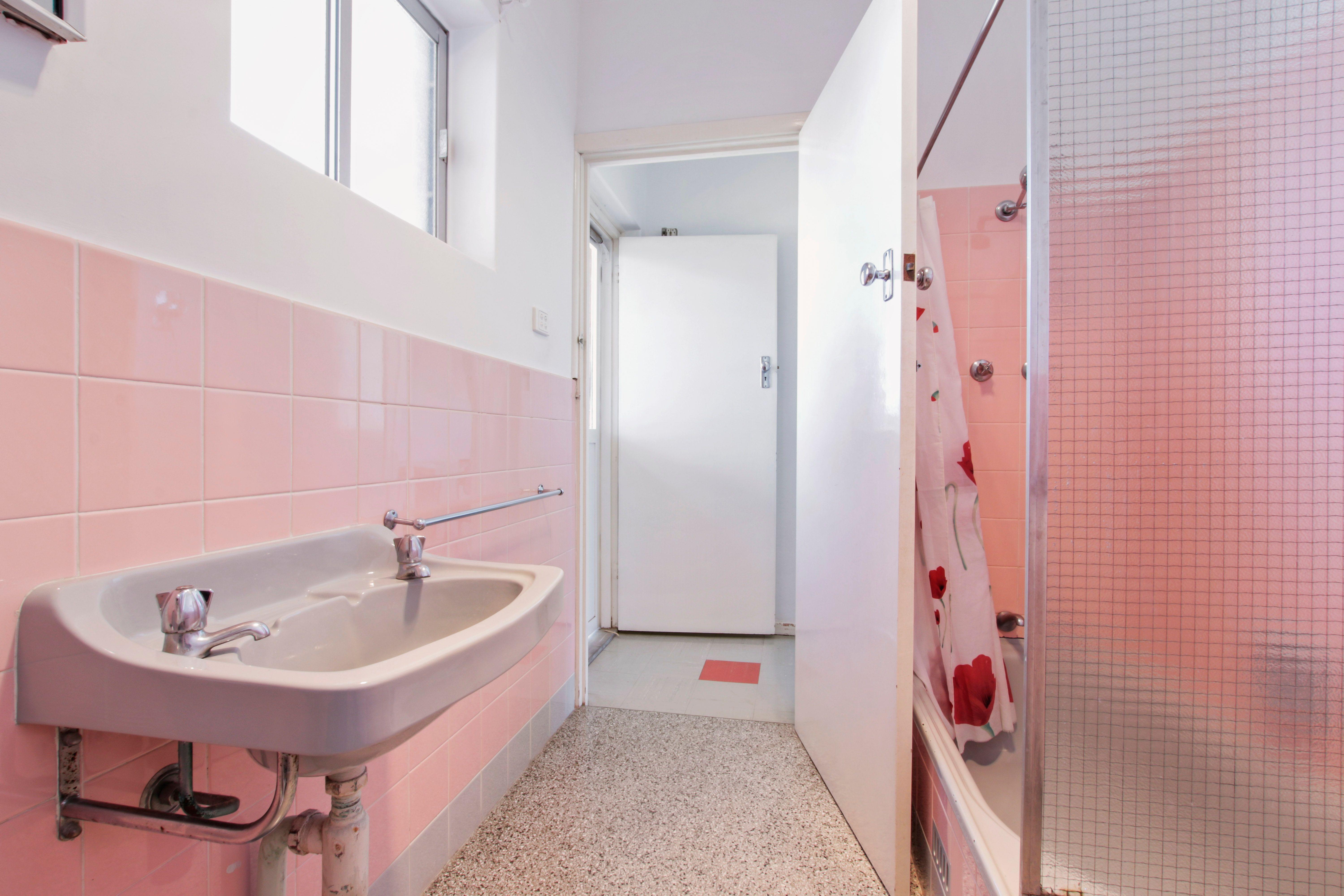 Convenient City Living - Bright Upstairs Unit Near Everything!