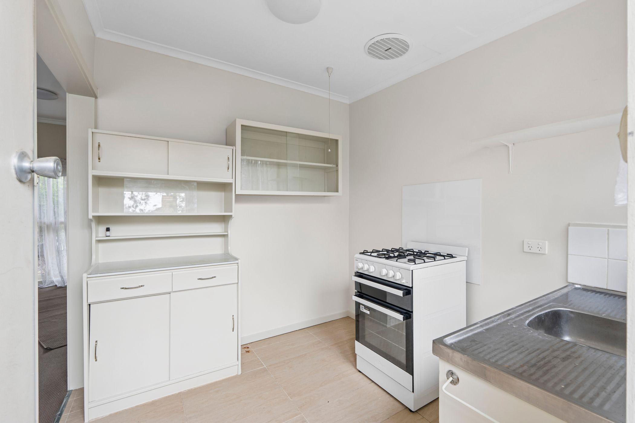 Prop-GPT: House: VIC Kyneton, VIC 3444 Perfect Location