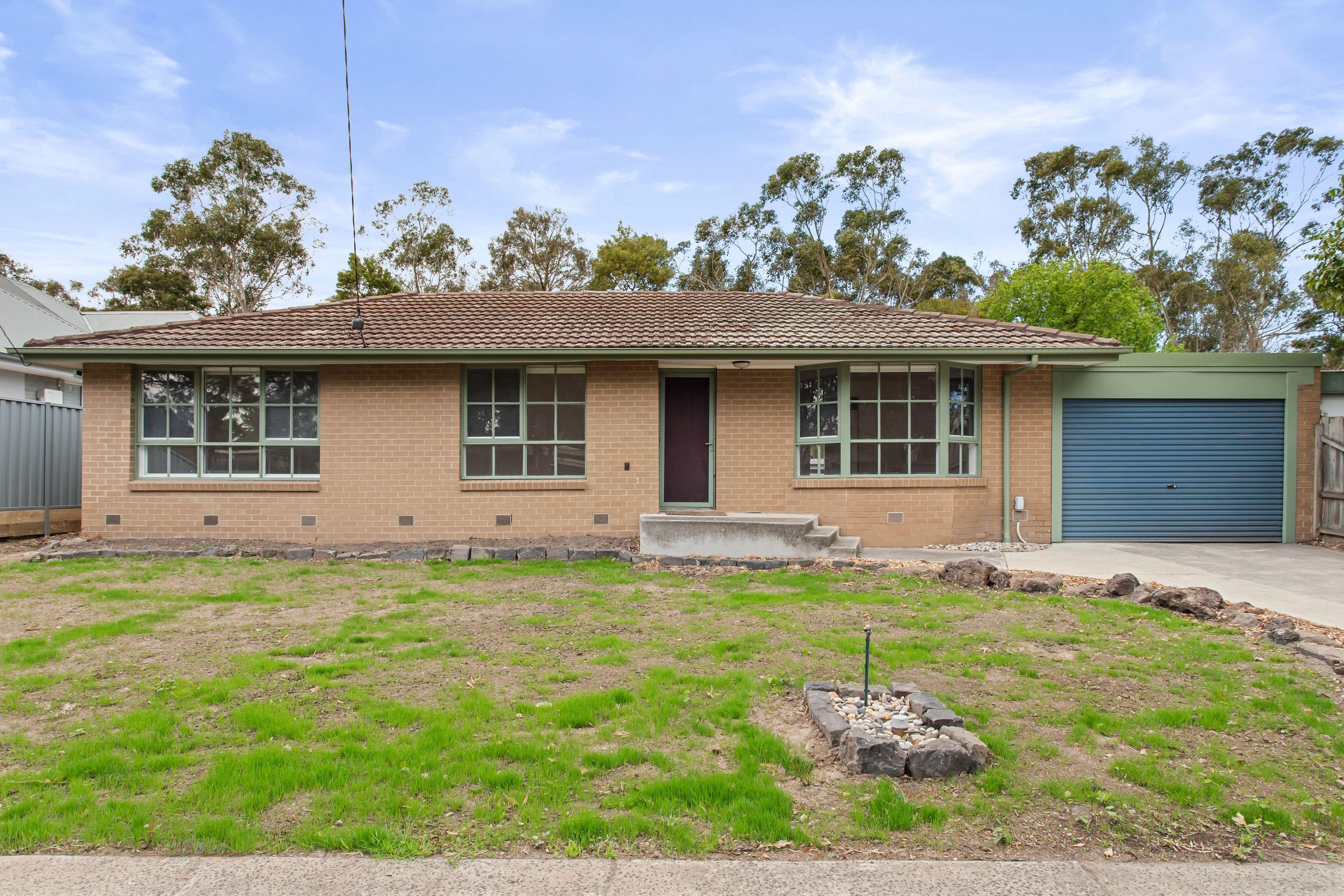 Prop-GPT: House: VIC Bayswater North, VIC 3153 Large Three Bedroom Family Home