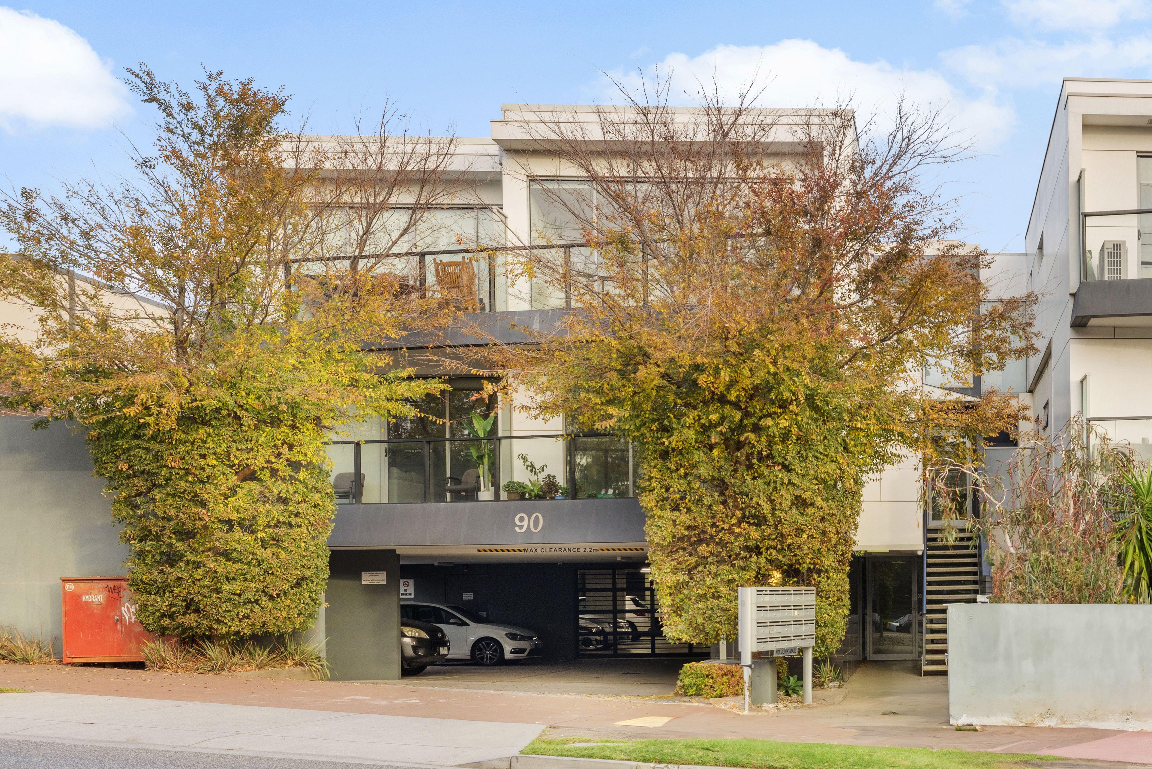Prop-GPT: Apartment: VIC Mordialloc, VIC 3195 Effortless Modern Living with Courtyard Charm