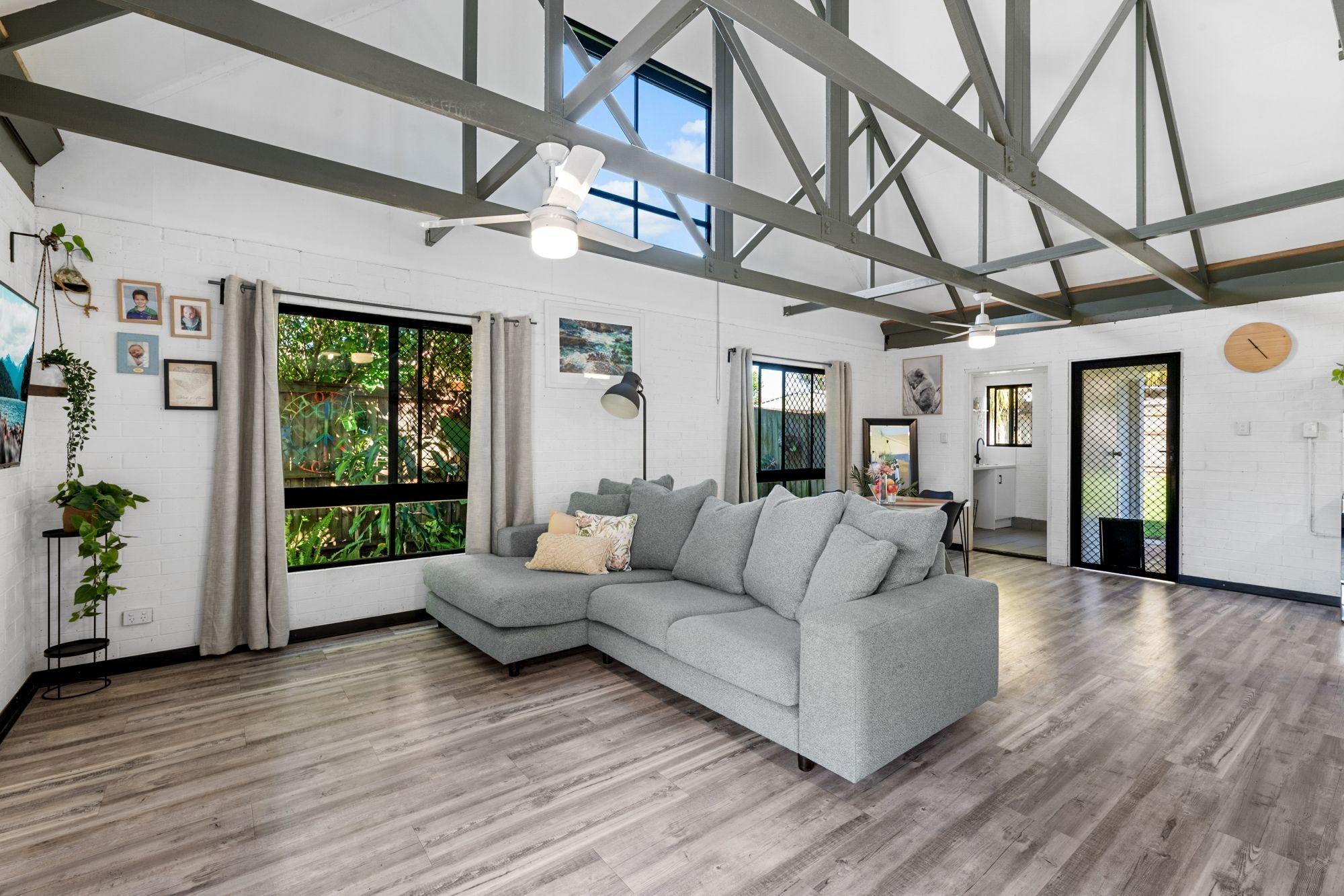 Prop-GPT: House: QLD Deception Bay, QLD 4508 Unique family home