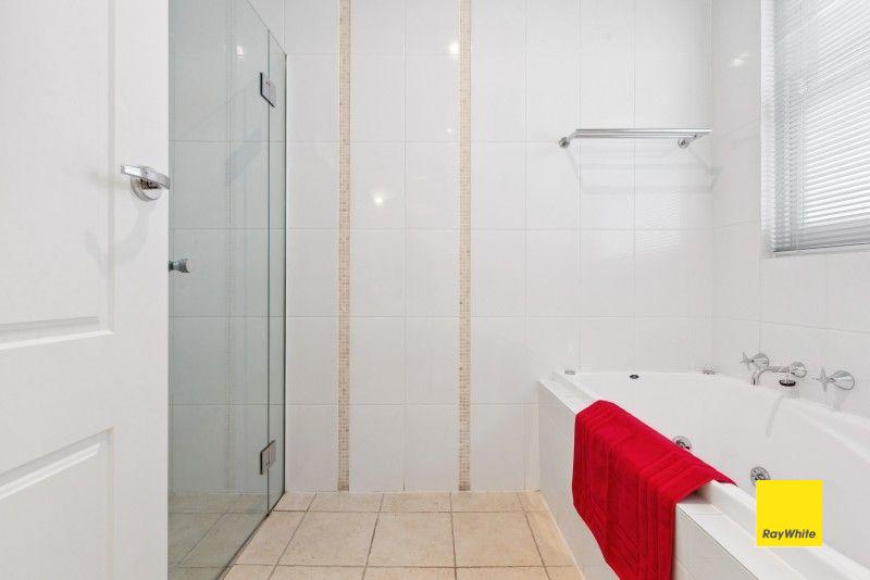 Well-appointed 4 bed/2 bath/3 living + pool,solar & pets neg