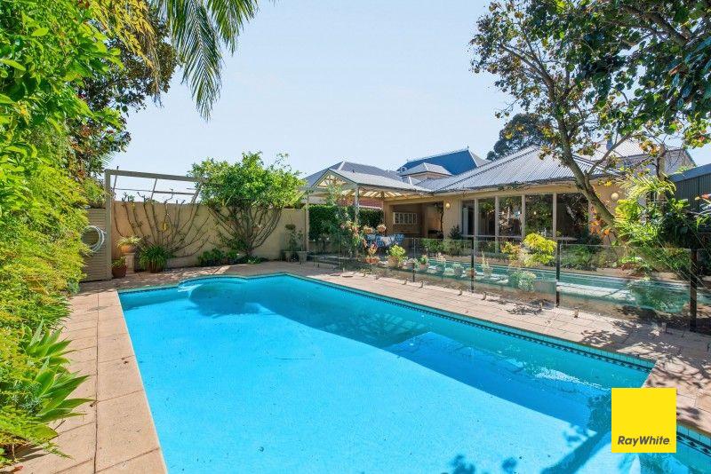 Well-appointed 4 bed/2 bath/3 living + pool,solar & pets neg