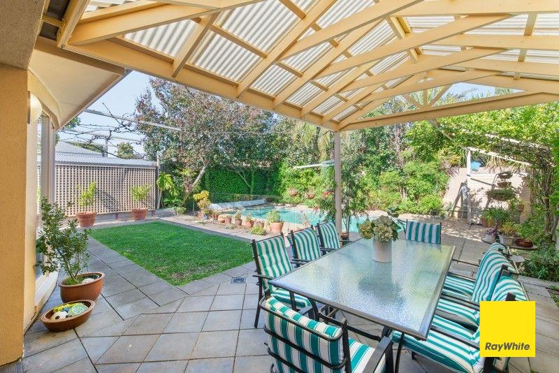 Well-appointed 4 bed/2 bath/3 living + pool,solar & pets neg