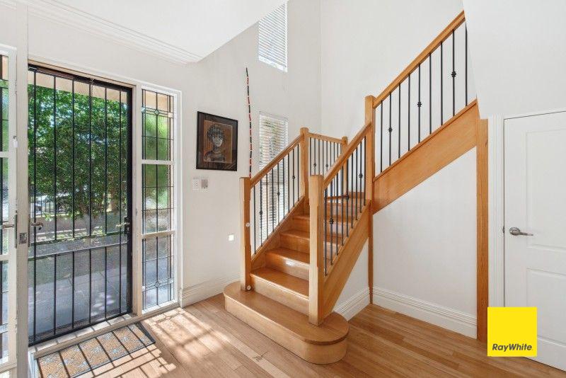 Well-appointed 4 bed/2 bath/3 living + pool,solar & pets neg