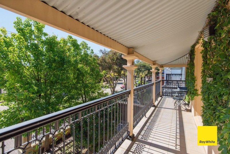 Well-appointed 4 bed/2 bath/3 living + pool,solar & pets neg