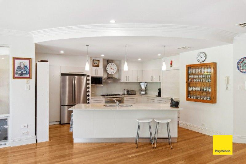 Well-appointed 4 bed/2 bath/3 living + pool,solar & pets neg