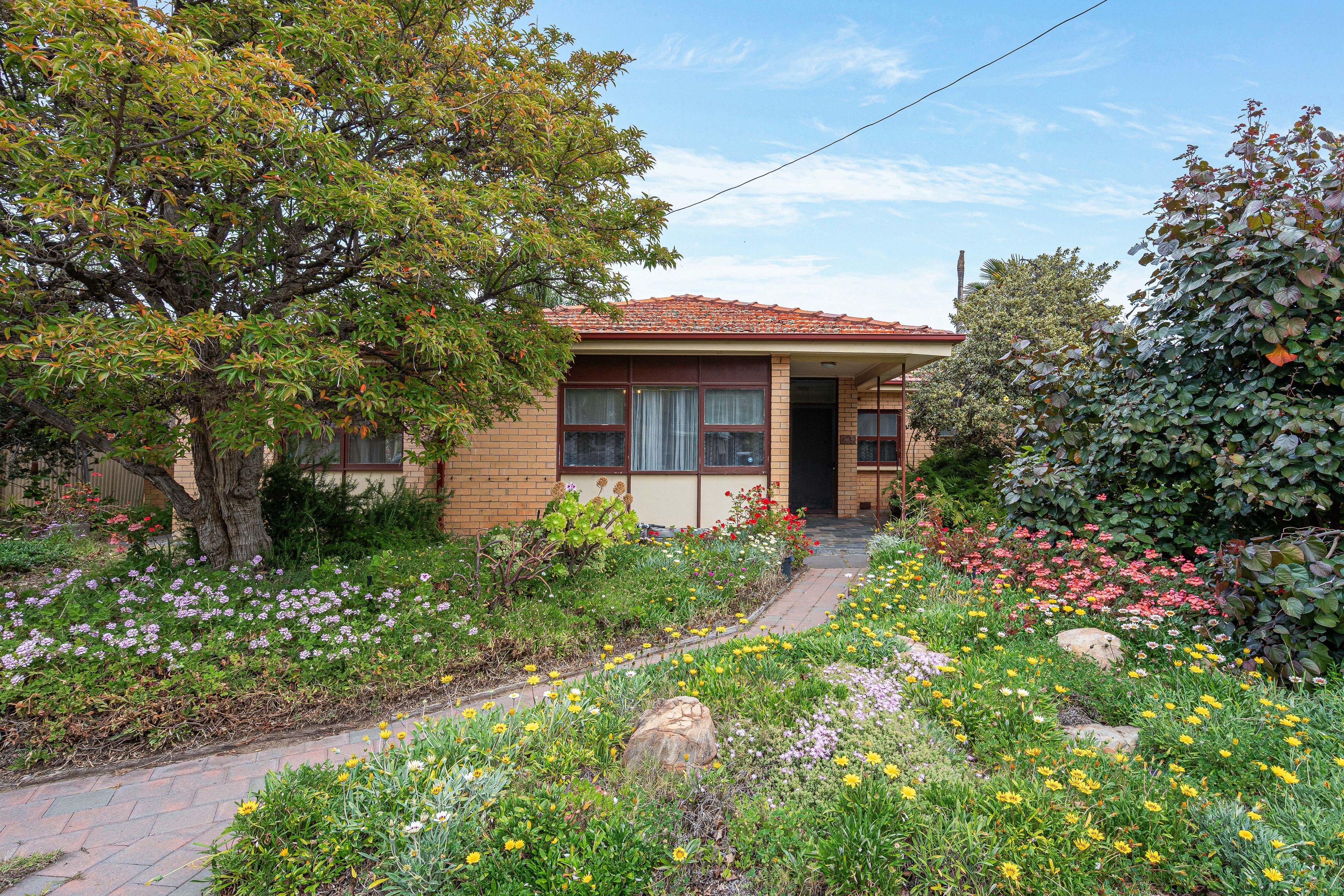 Prop-GPT: House: SA Lockleys, SA 5032 Freshly Painted Family Home with Beautiful Gardens