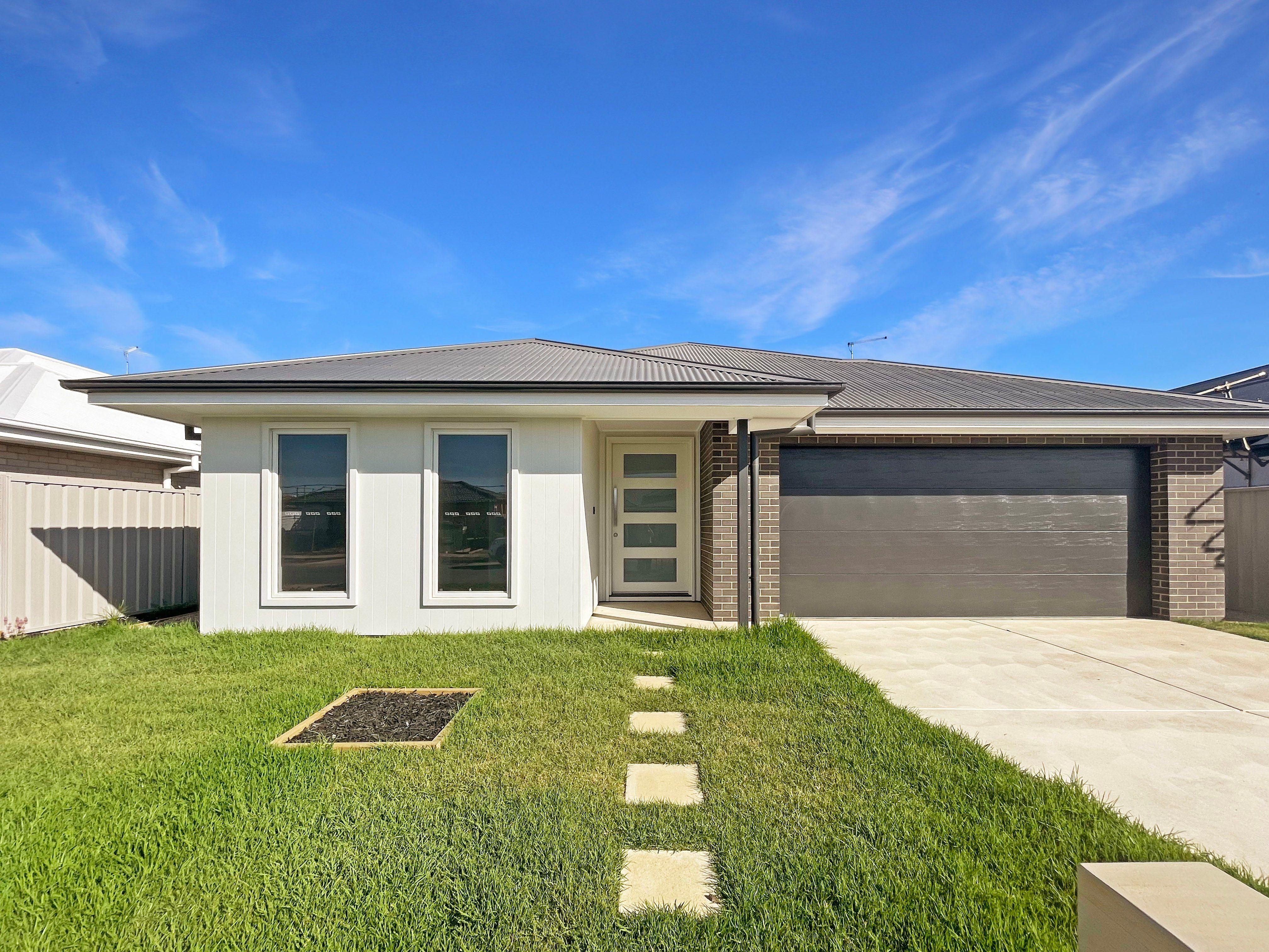 Prop-GPT: House: VIC Benalla, VIC 3672 Luxury Living in the Brand New Alfonso - 4 Bed, 2 Bath Masterpiece