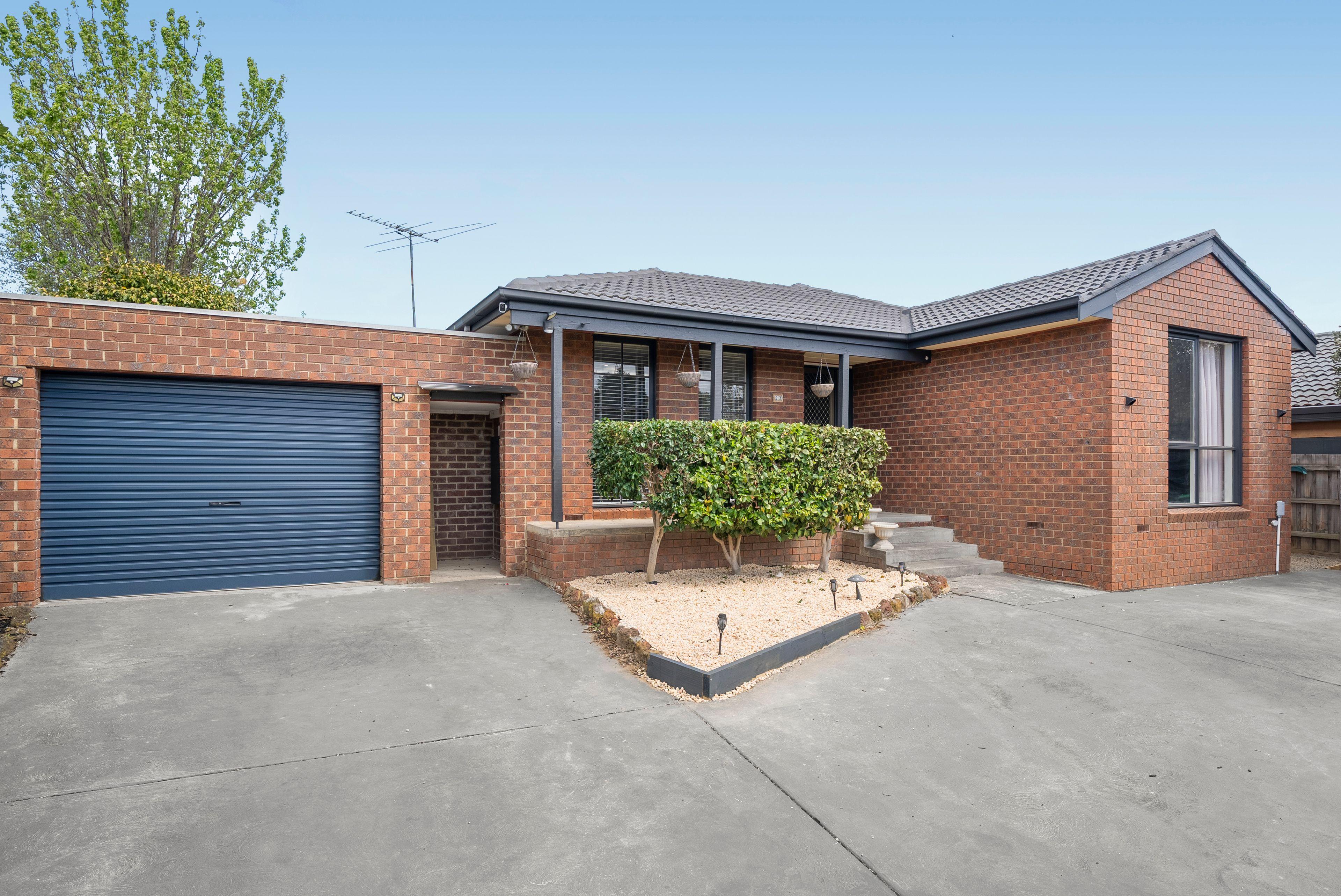 Prop-GPT: House: VIC Knoxfield, VIC 3180 Spacious entertainer with huge yard