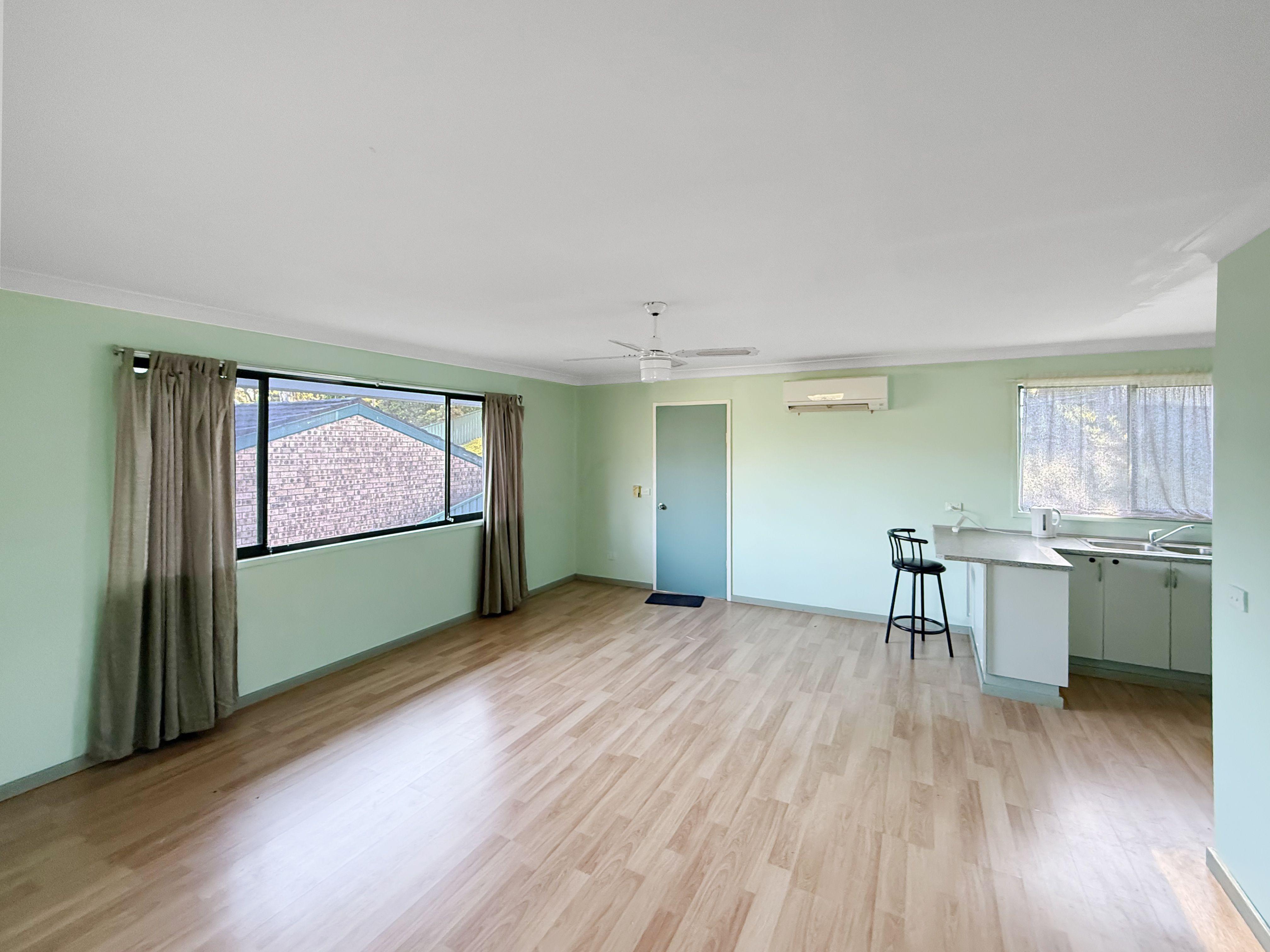 COMFORTABLE & CONVENIENT 2-BEDROOM HOME - IDEAL LOCATION!