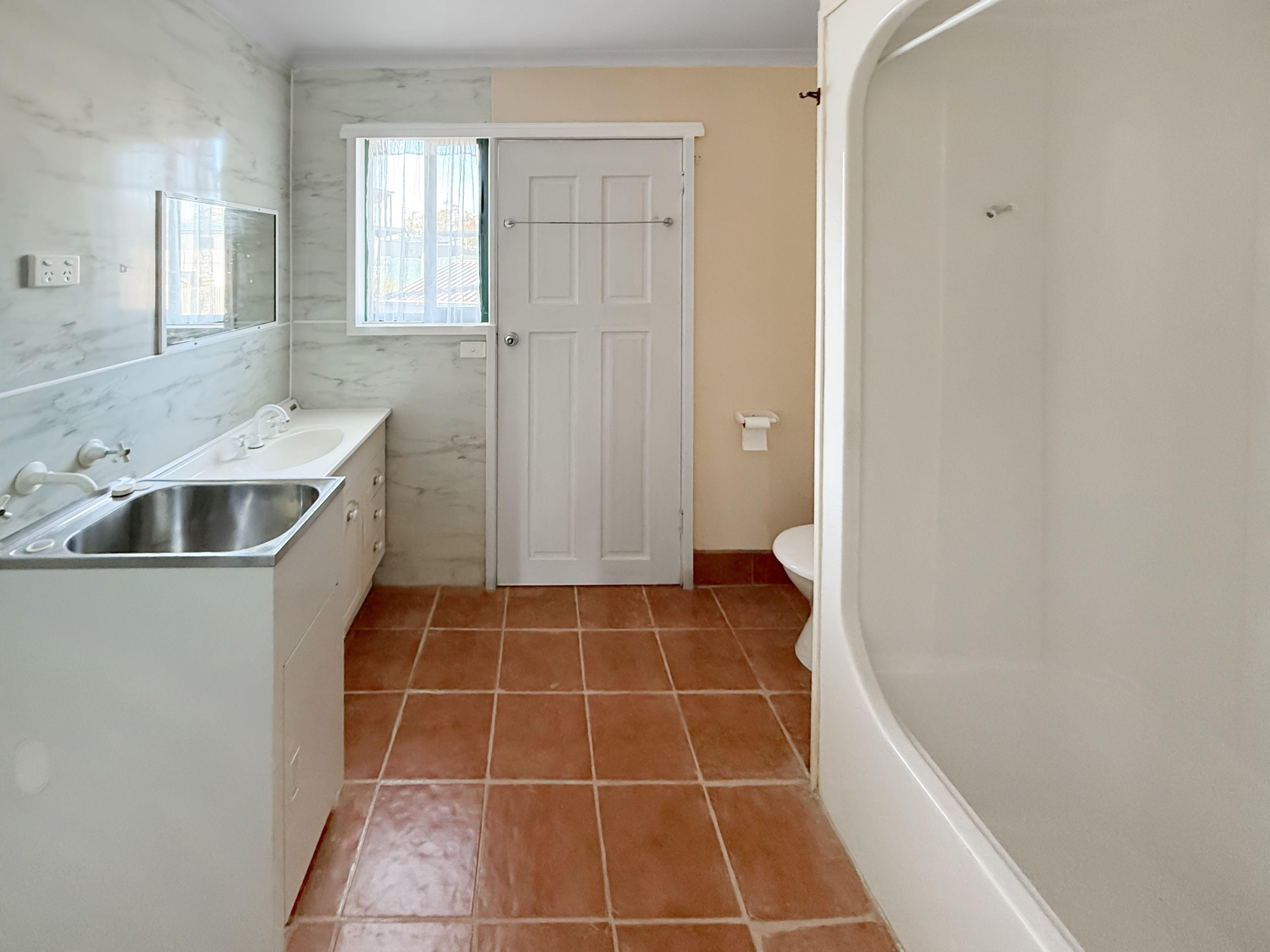 COMFORTABLE & CONVENIENT 2-BEDROOM HOME - IDEAL LOCATION!