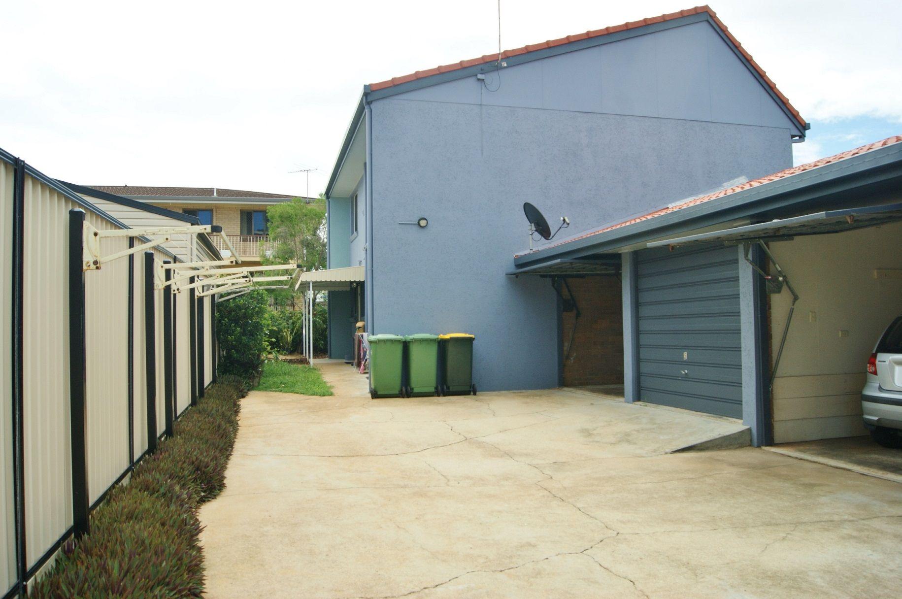 Prop-GPT: Unit: QLD Scarborough, QLD 4020 Modern Townhouse Across From Waterfront !