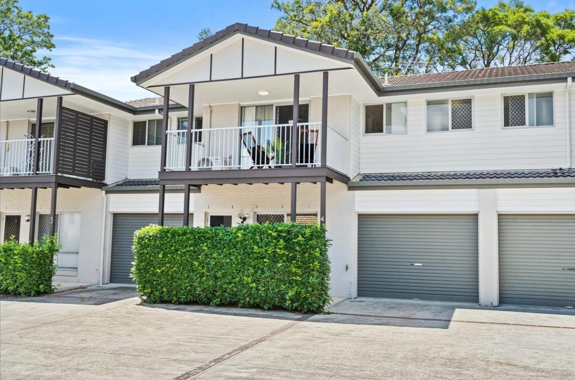 Prop-GPT: House: QLD Upper Mount Gravatt, QLD 4122 3 Bedroom townhouse aircon throughout.