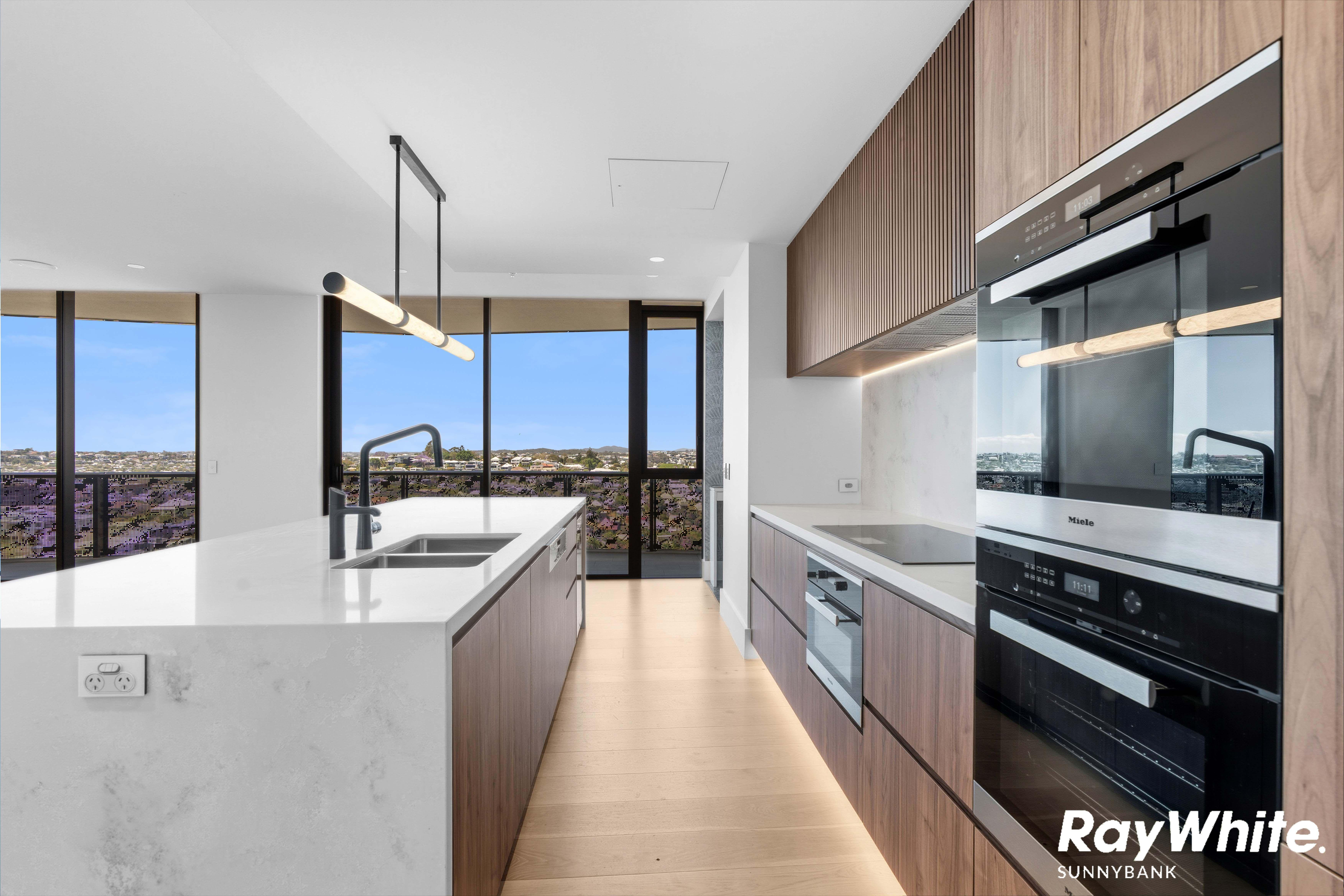 Prop-GPT: Apartment: QLD Newstead, QLD 4006 Luxurious Penthouse Living in Newstead