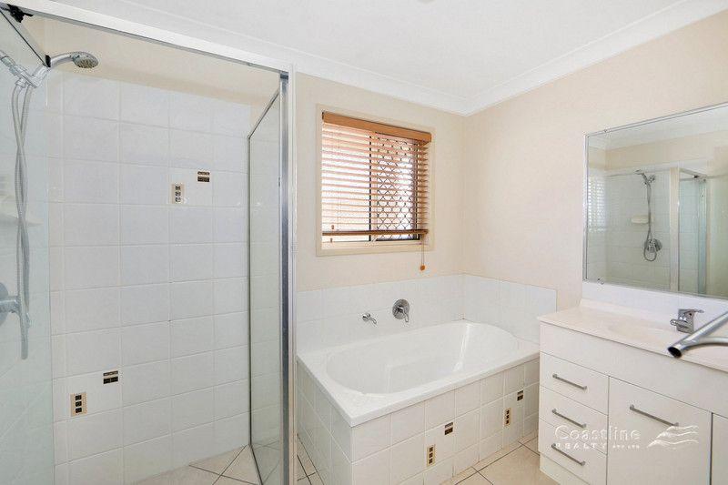 Spacious unit close to shops