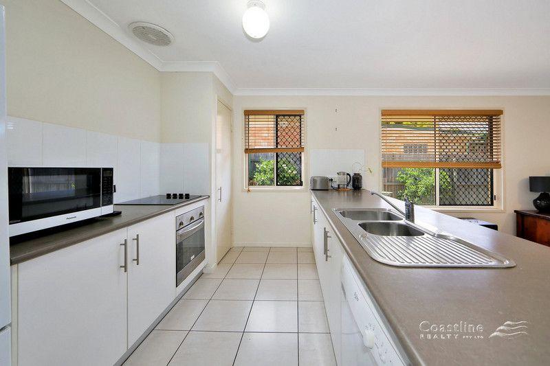 Spacious unit close to shops