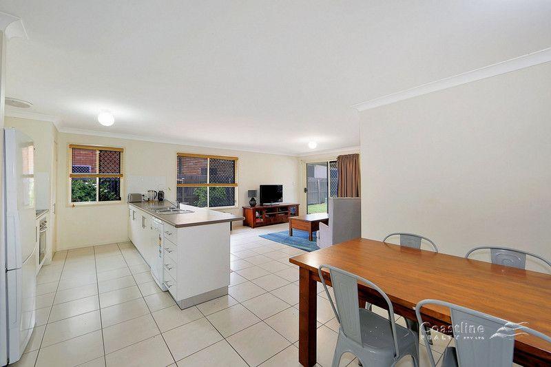 Spacious unit close to shops