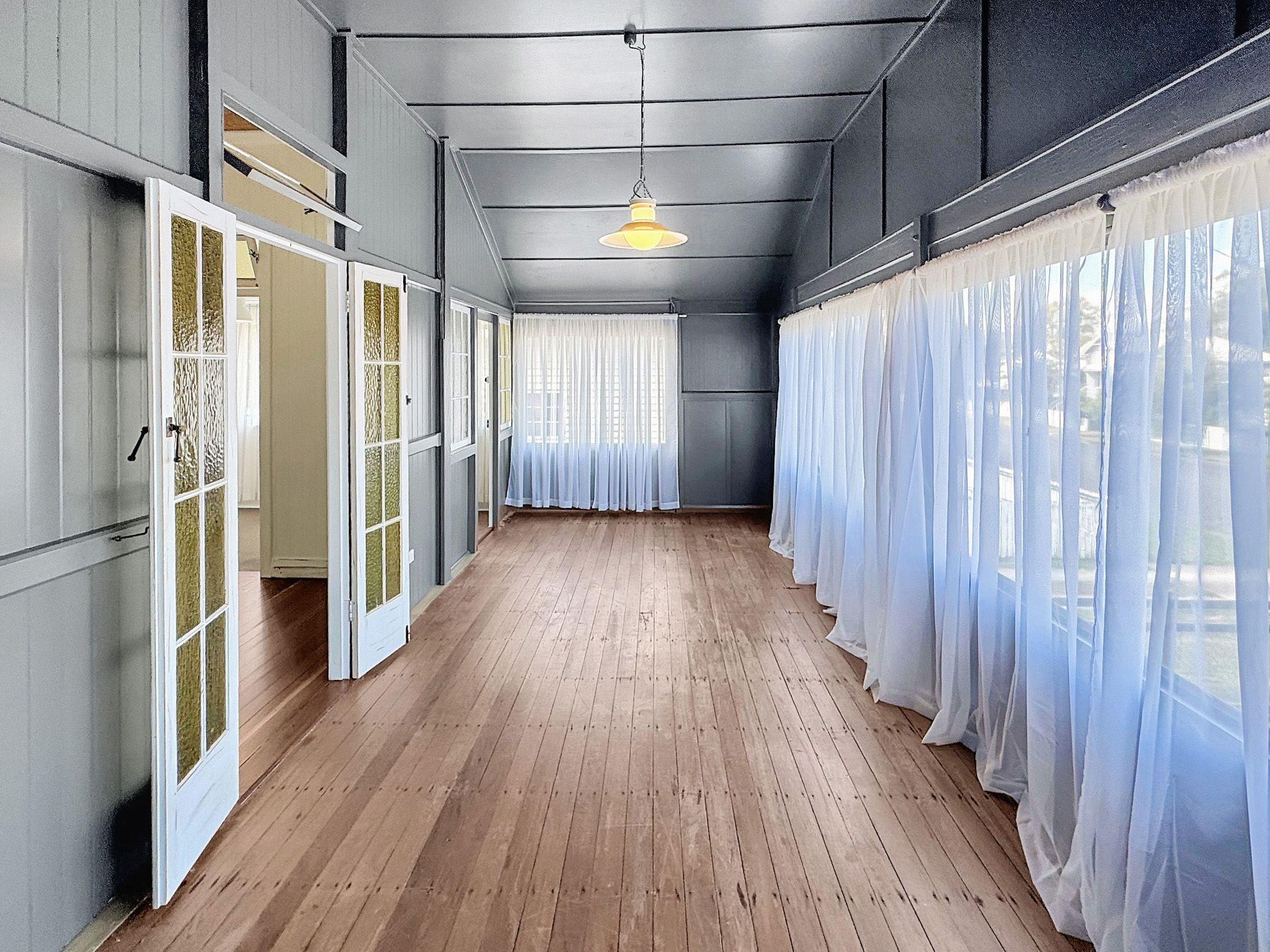 Renovated 4-Bedroom Queenslander - Shabby Chic Style