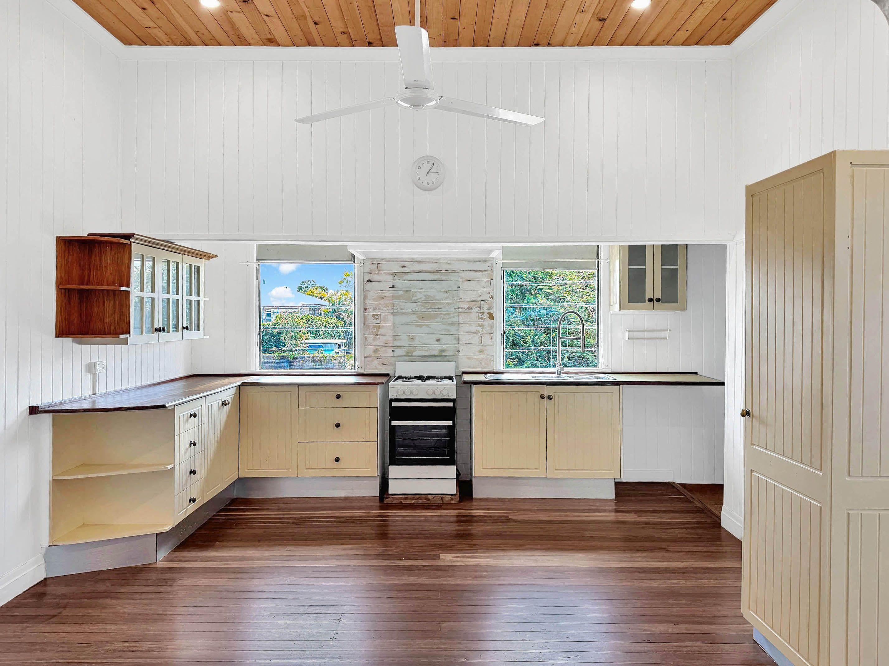 Renovated 4-Bedroom Queenslander - Shabby Chic Style